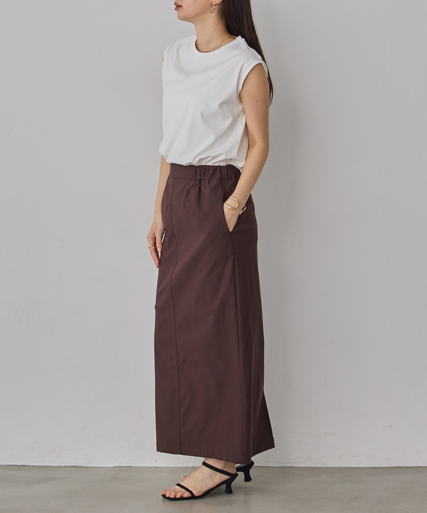 BASIC SLEEVELESS TOP
