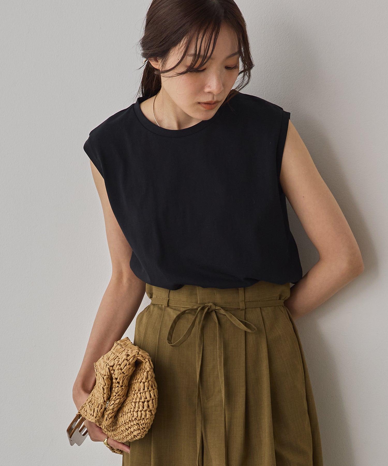 BASIC SLEEVELESS TOP