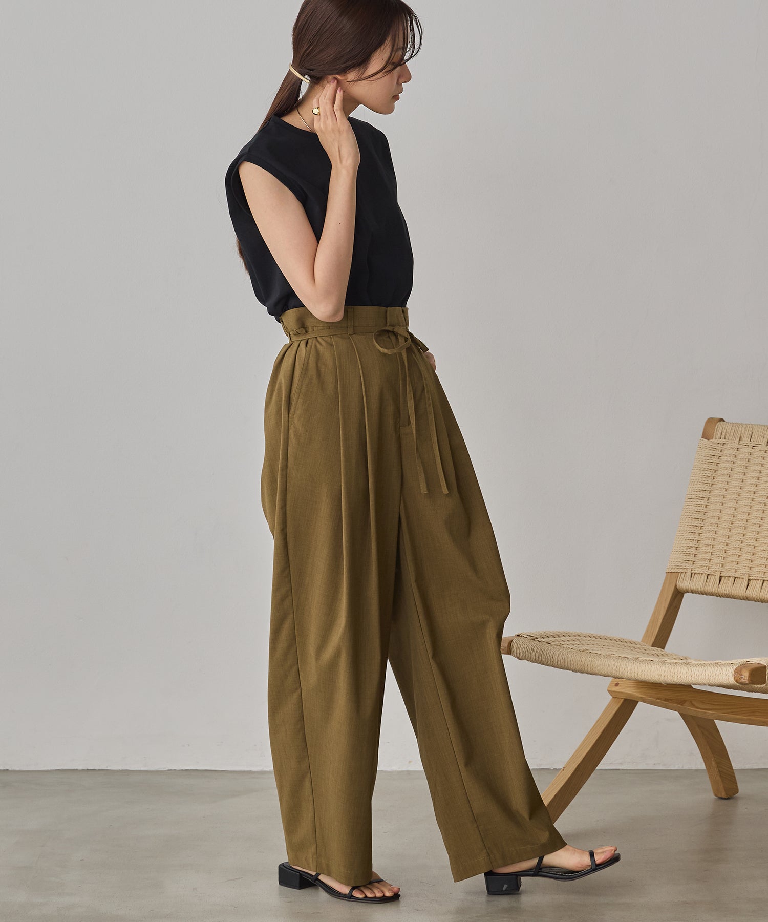 BASIC SLEEVELESS TOP