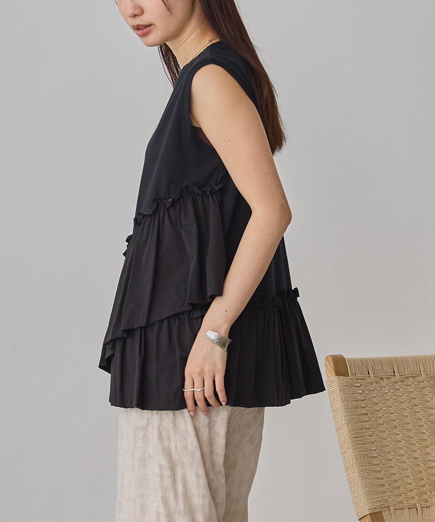 COMPACT SMOOTH ASYMMETRICAL RUFFLE TOP
