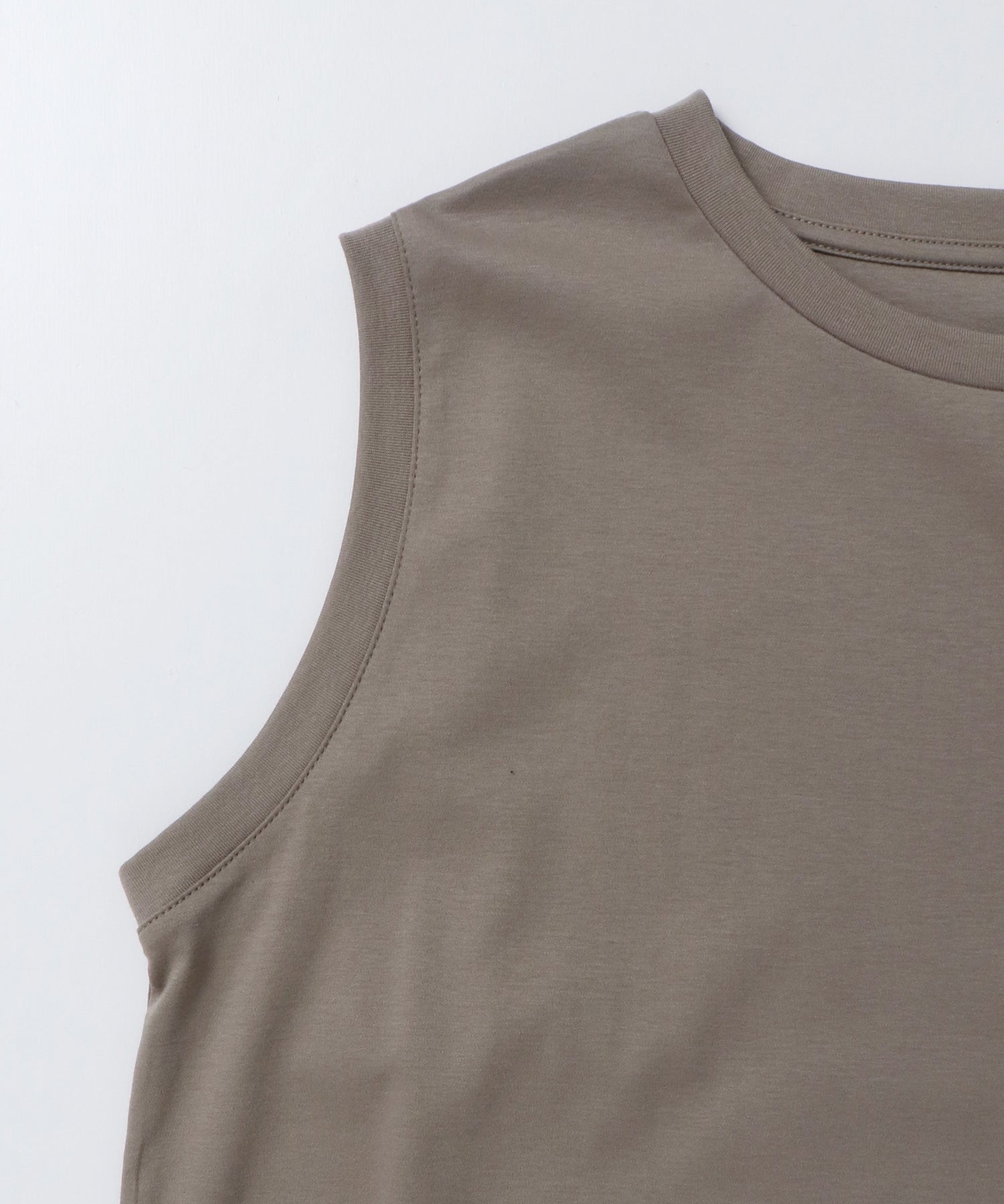 COMPACT SMOOTH ASYMMETRICAL RUFFLE TOP