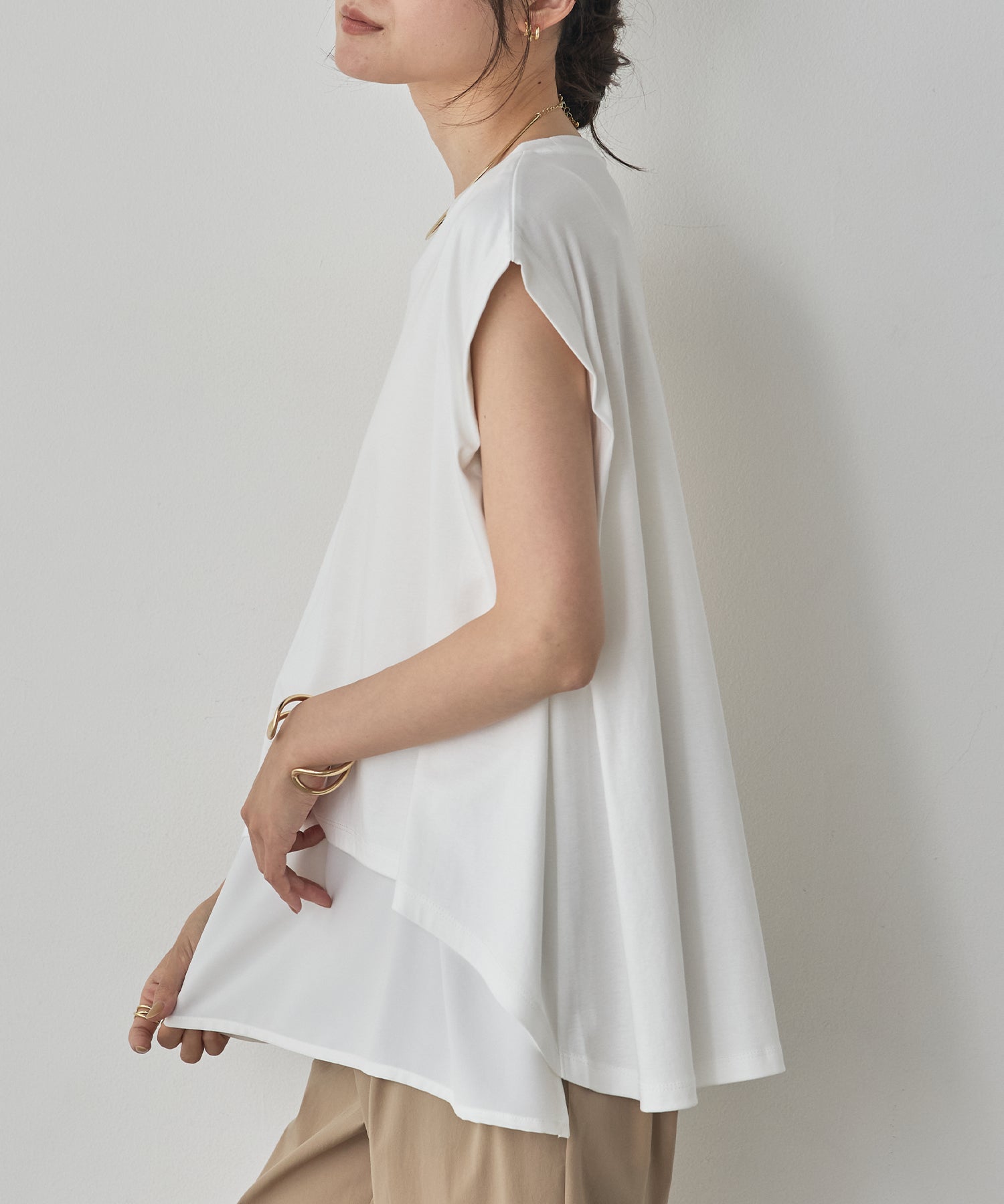 COMPACT SMOOTH LAYERED SLEEVELESS TOPS