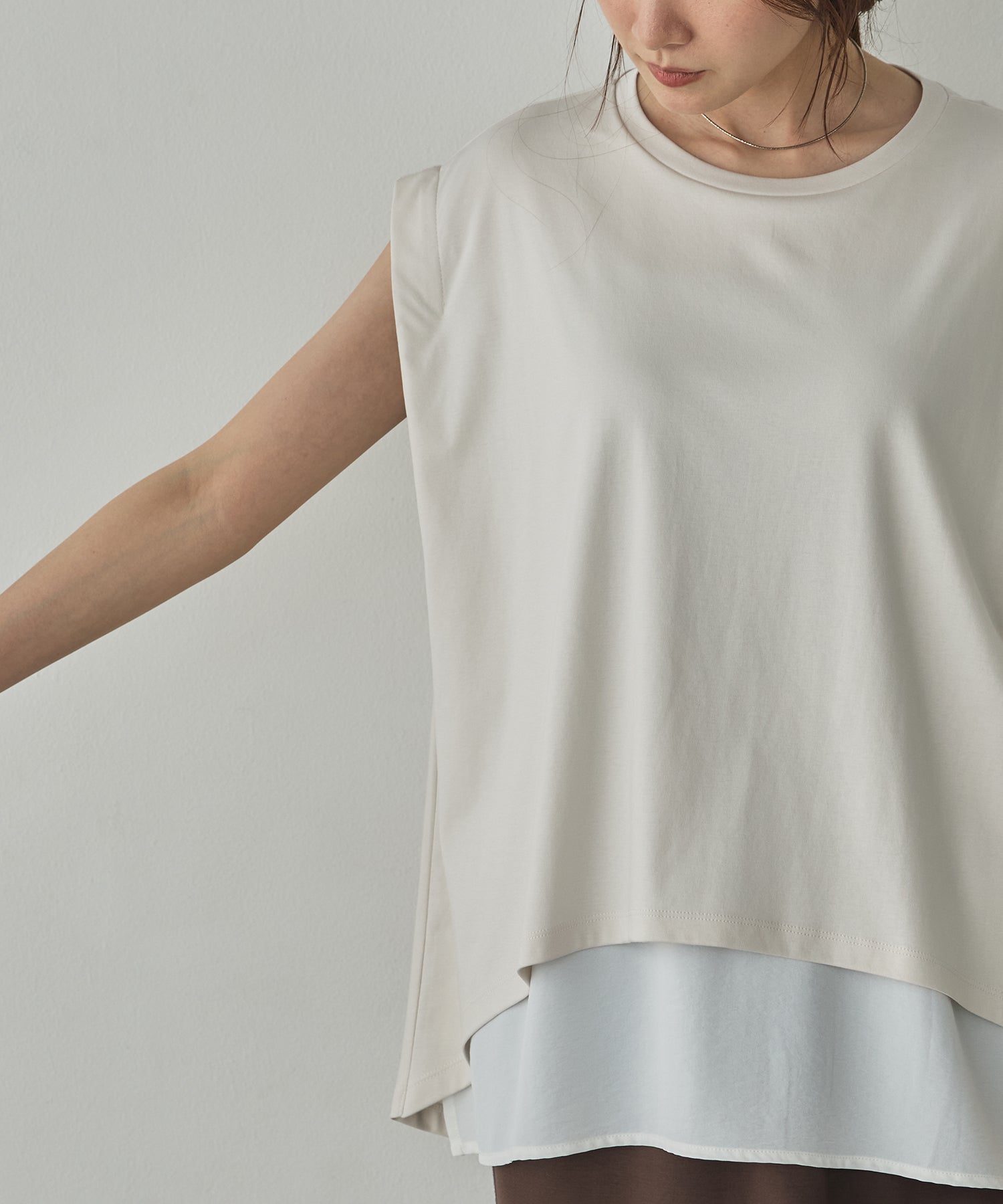 COMPACT SMOOTH LAYERED SLEEVELESS TOPS