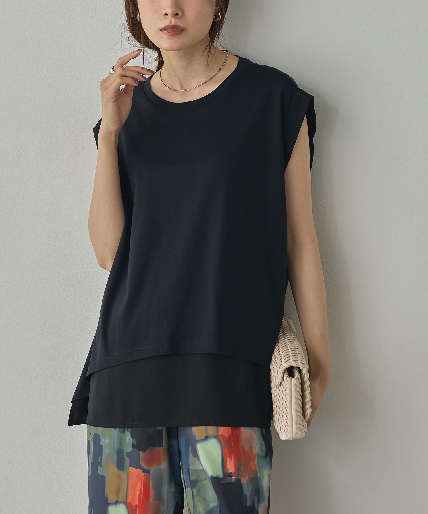 COMPACT SMOOTH LAYERED SLEEVELESS TOPS