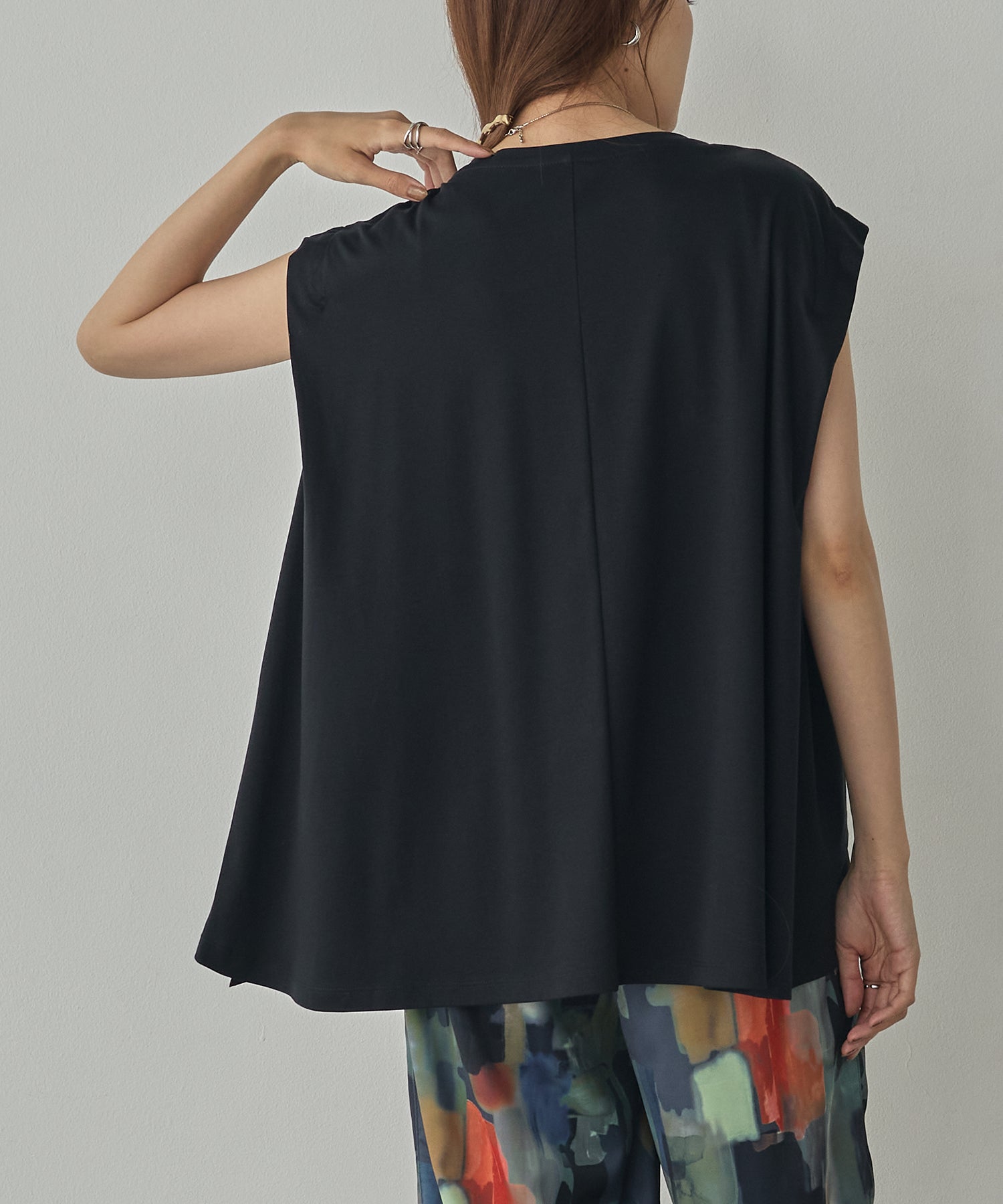 COMPACT SMOOTH LAYERED SLEEVELESS TOPS