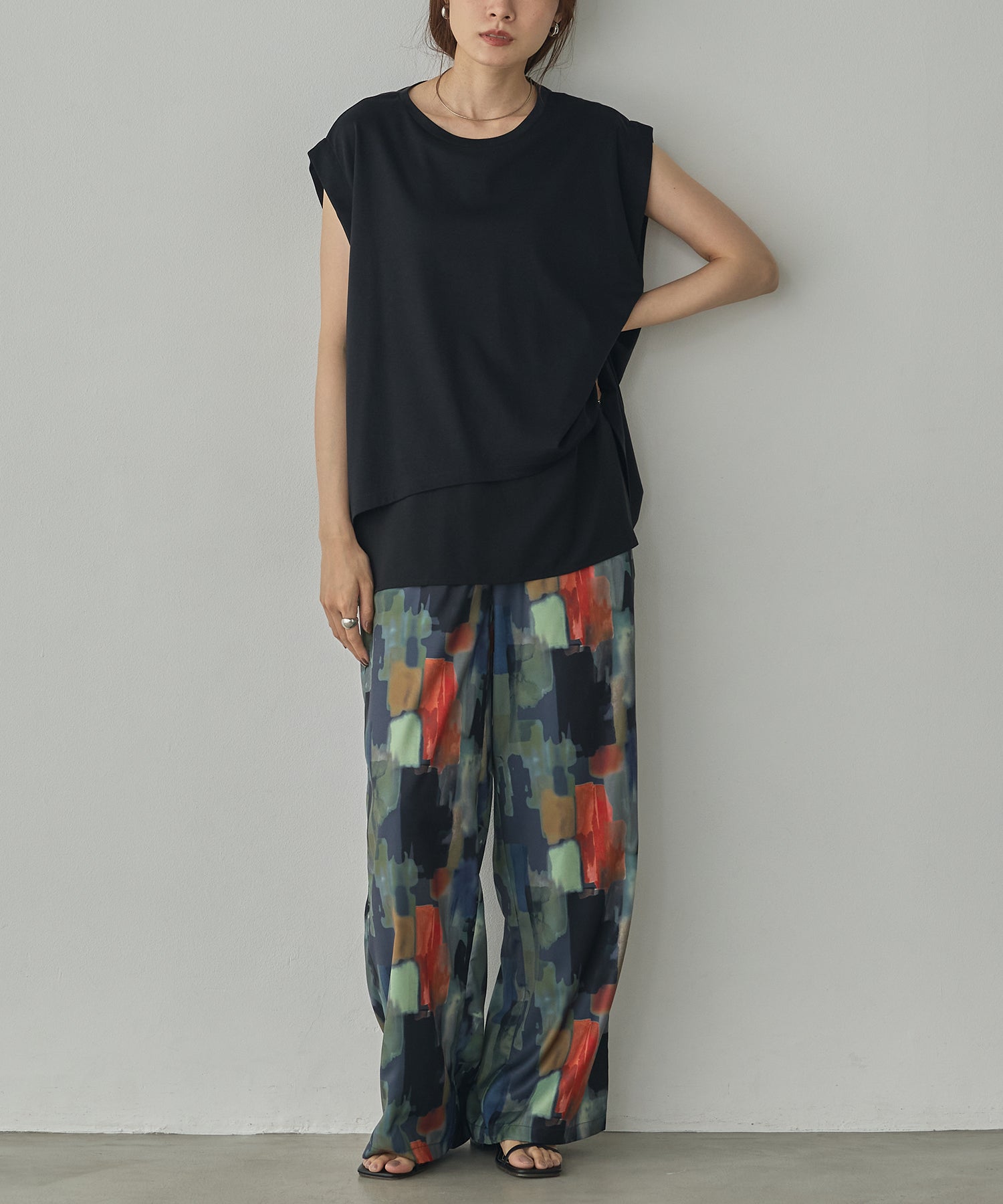 COMPACT SMOOTH LAYERED SLEEVELESS TOPS