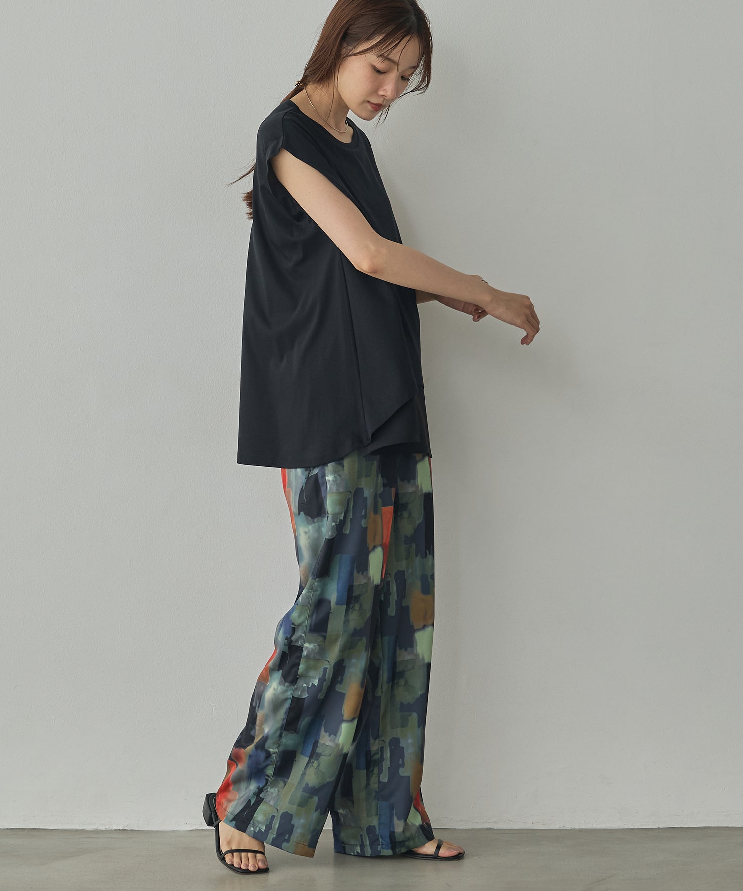 COMPACT SMOOTH LAYERED SLEEVELESS TOPS