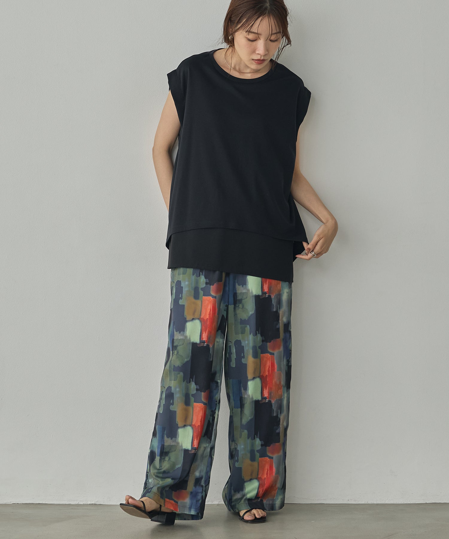 COMPACT SMOOTH LAYERED SLEEVELESS TOPS
