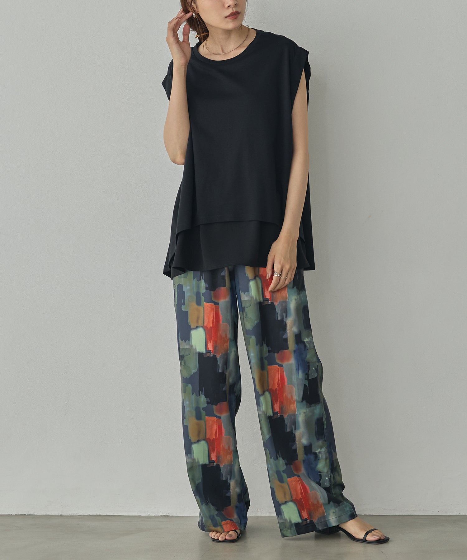 COMPACT SMOOTH LAYERED SLEEVELESS TOPS
