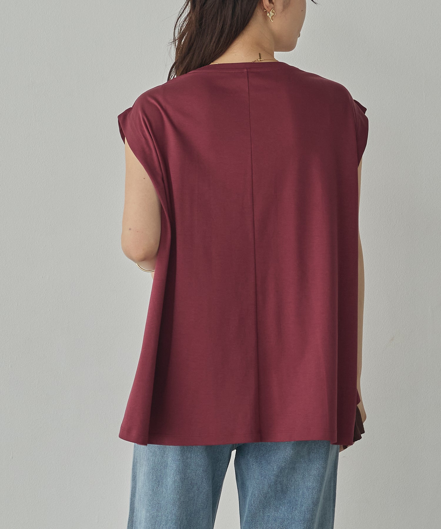 COMPACT SMOOTH LAYERED SLEEVELESS TOPS