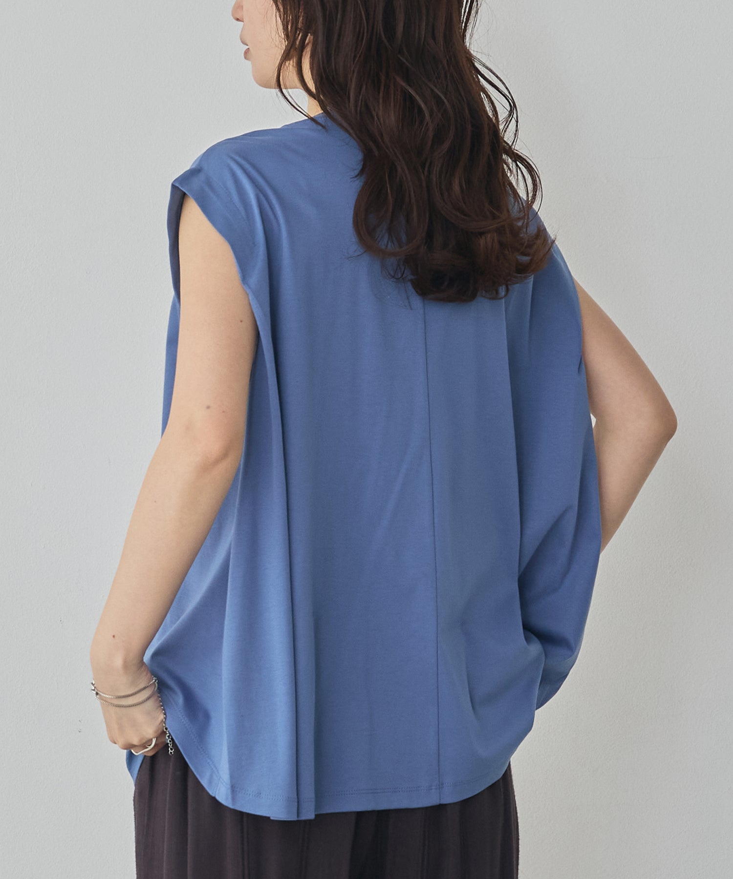 COMPACT SMOOTH LAYERED SLEEVELESS TOPS