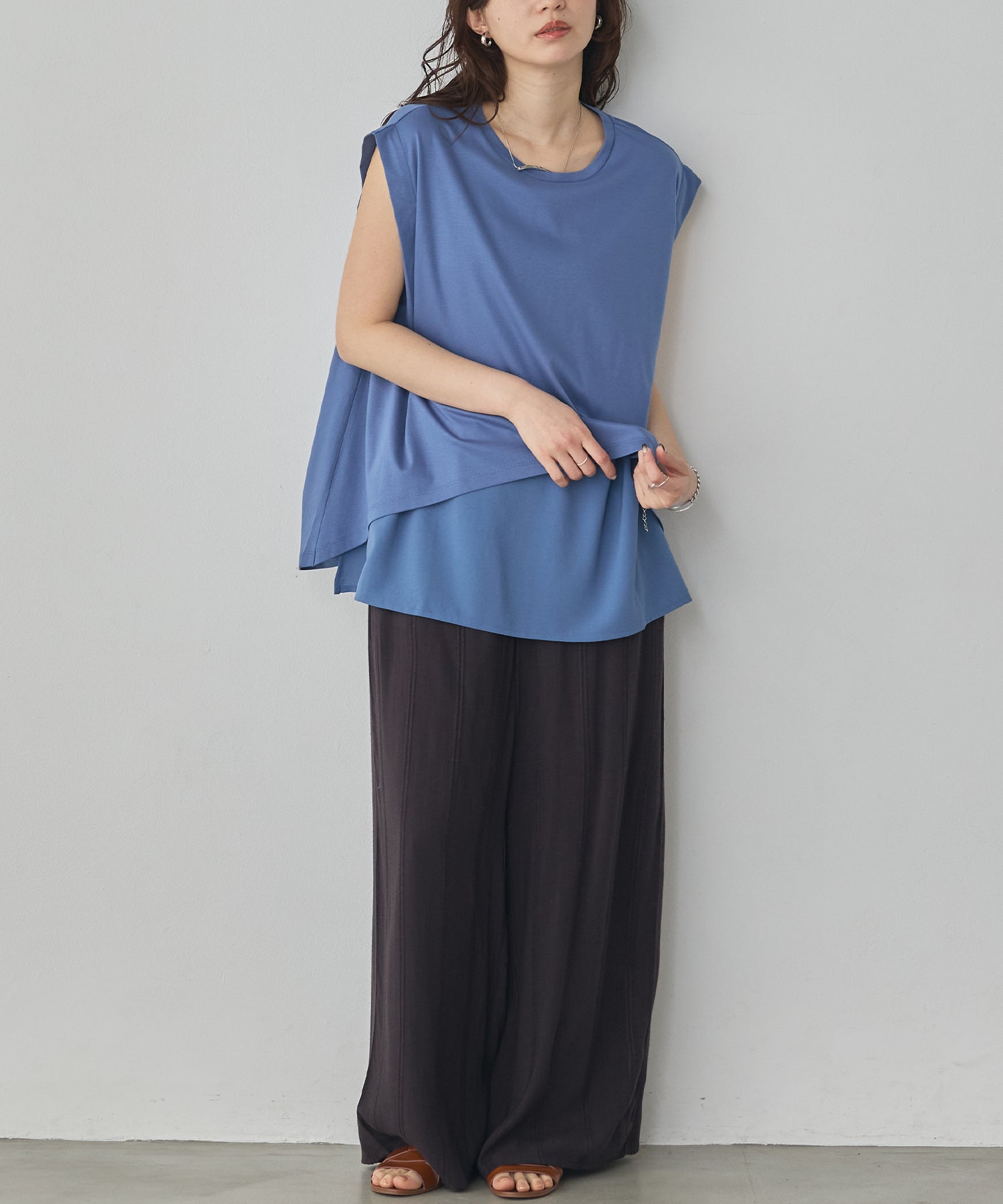 COMPACT SMOOTH LAYERED SLEEVELESS TOPS