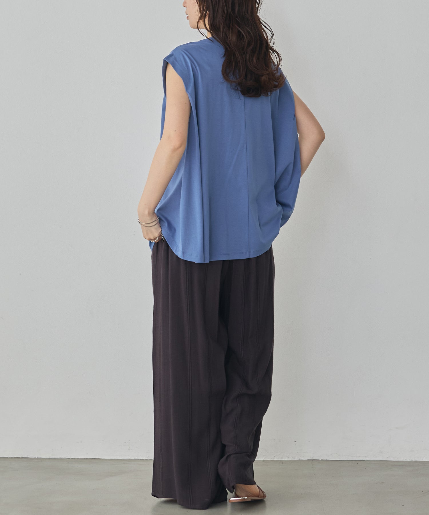 COMPACT SMOOTH LAYERED SLEEVELESS TOPS