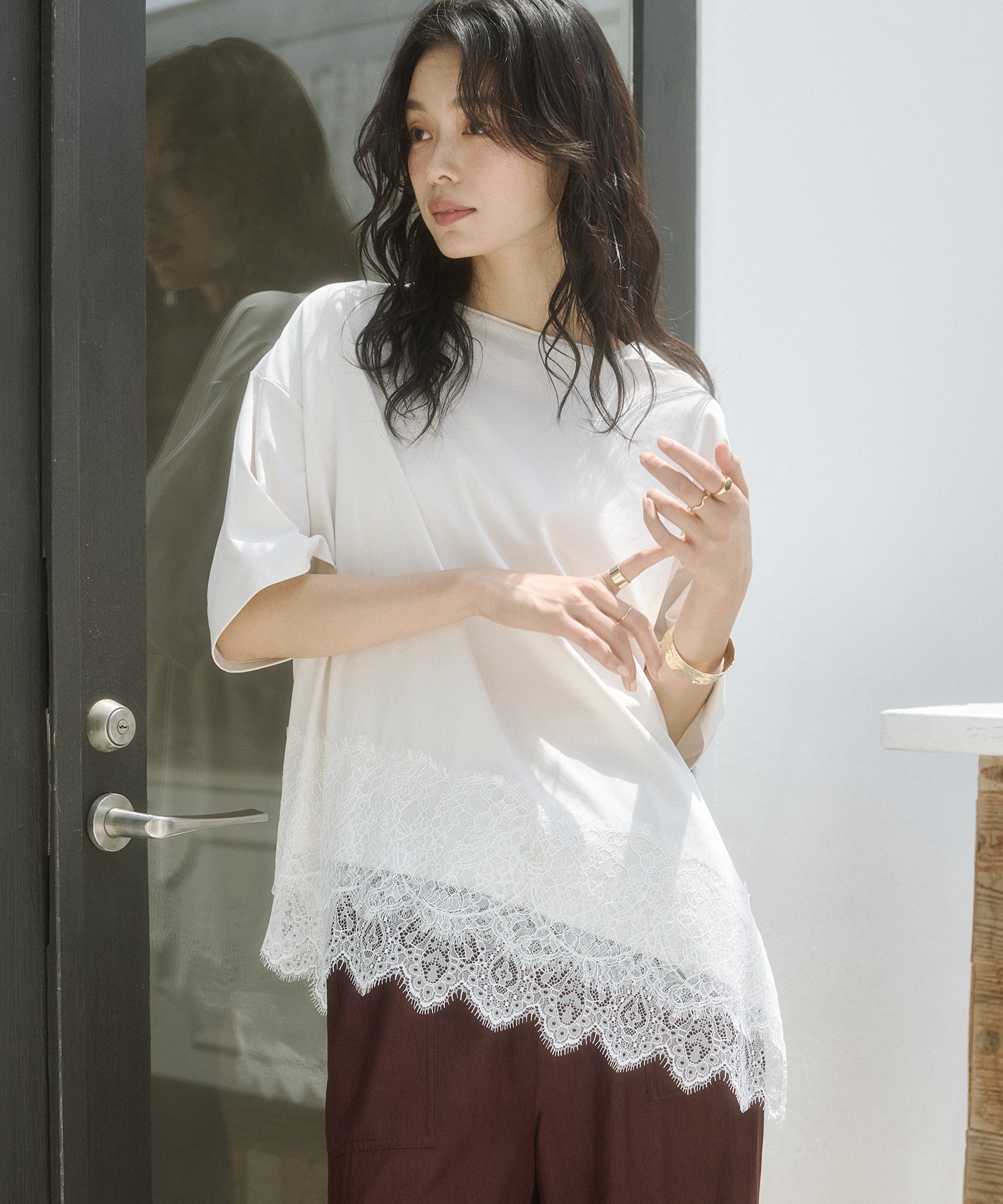 COMPACT SMOOTH ASYMMETRICAL LACE-DOCKED TOP
