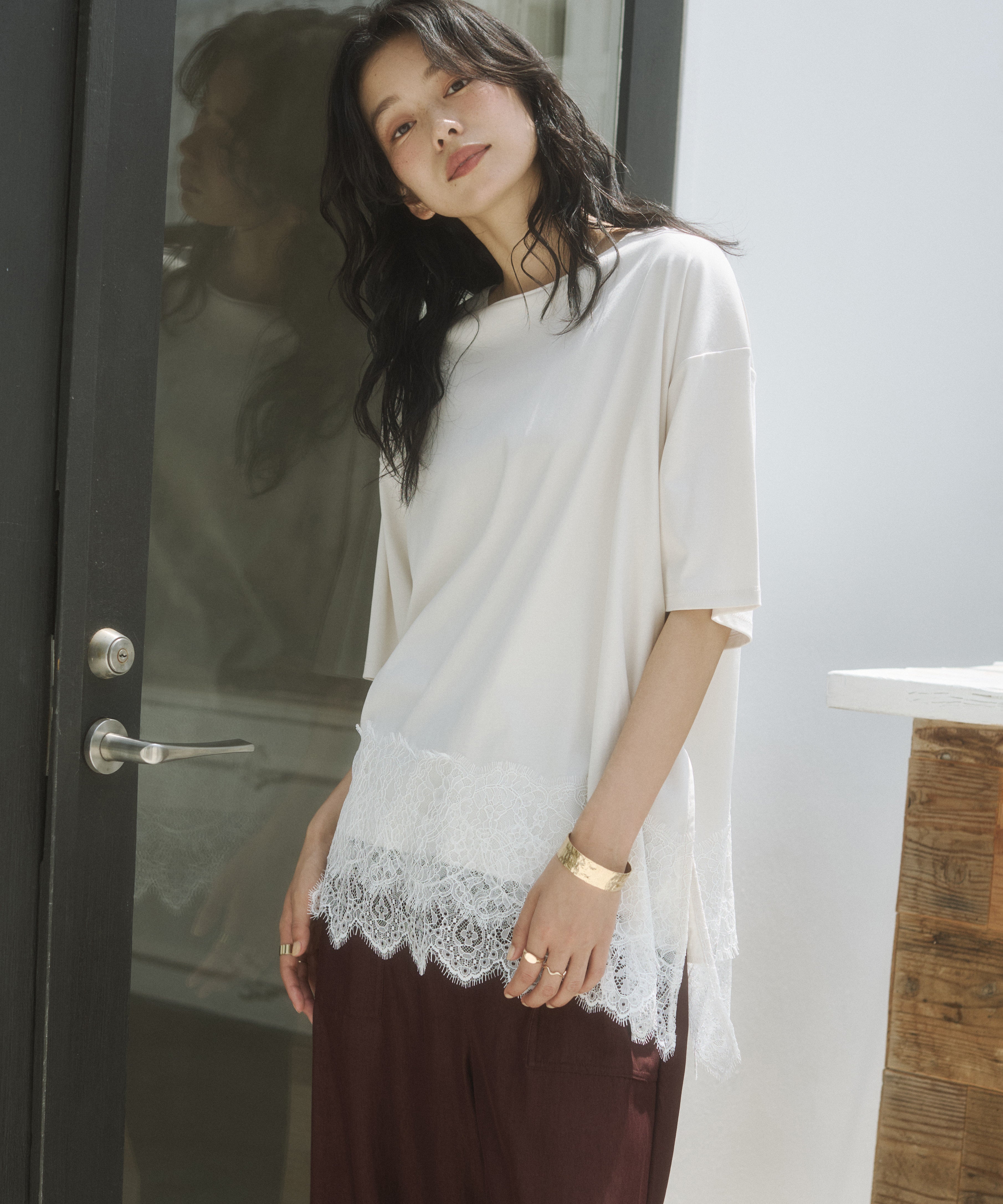 COMPACT SMOOTH ASYMMETRICAL LACE-DOCKED TOP