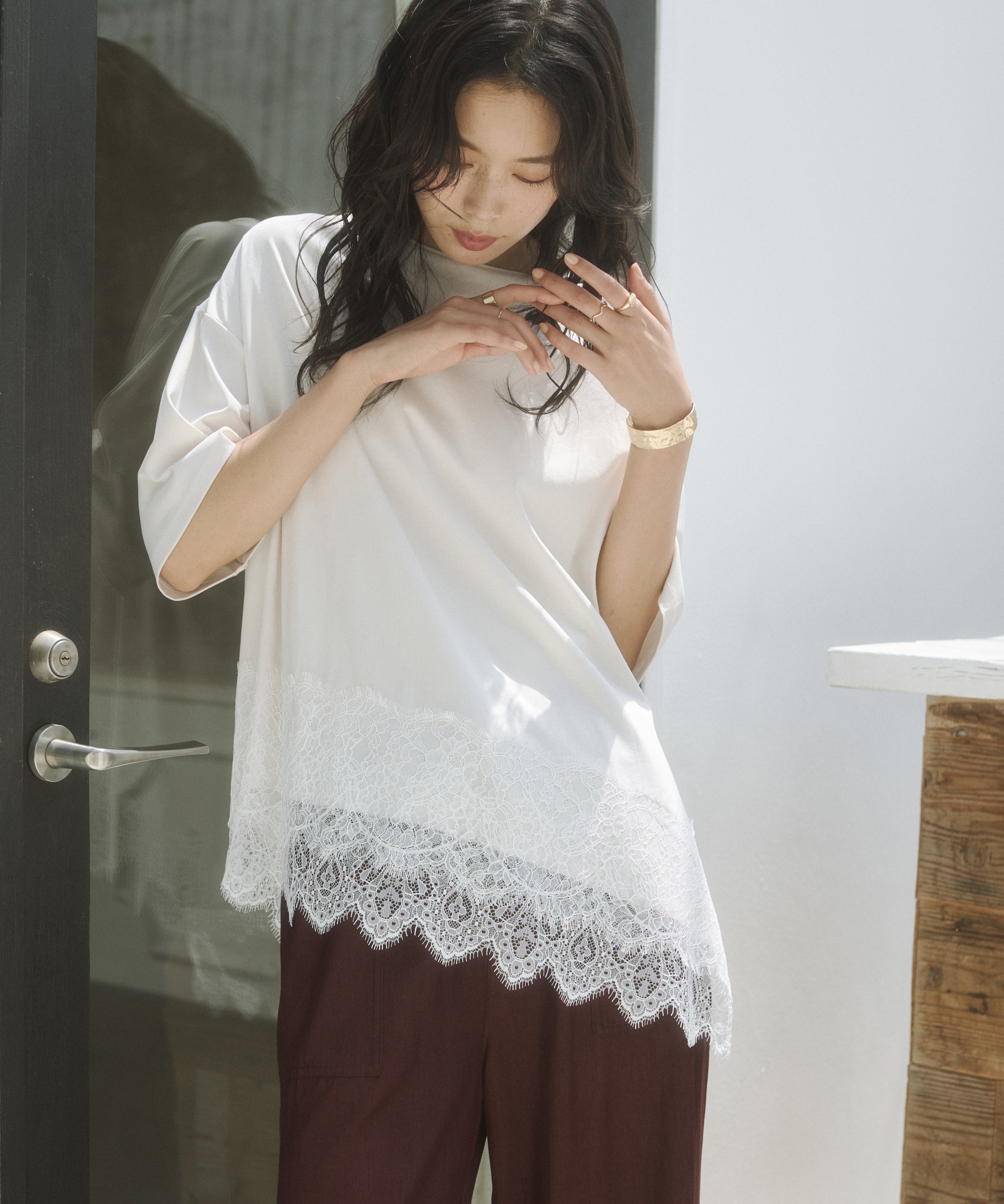 COMPACT SMOOTH ASYMMETRICAL LACE-DOCKED TOP