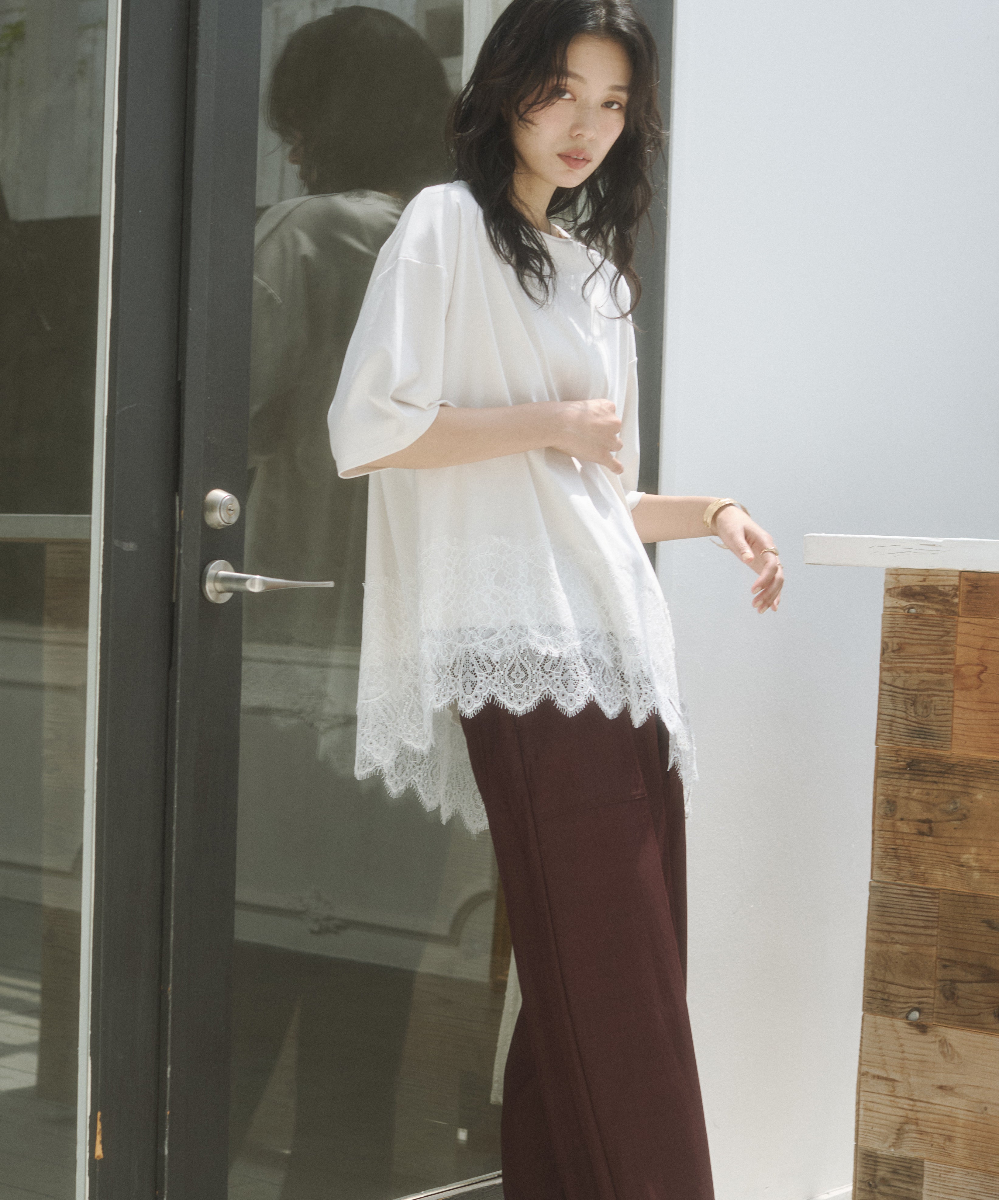COMPACT SMOOTH ASYMMETRICAL LACE-DOCKED TOP