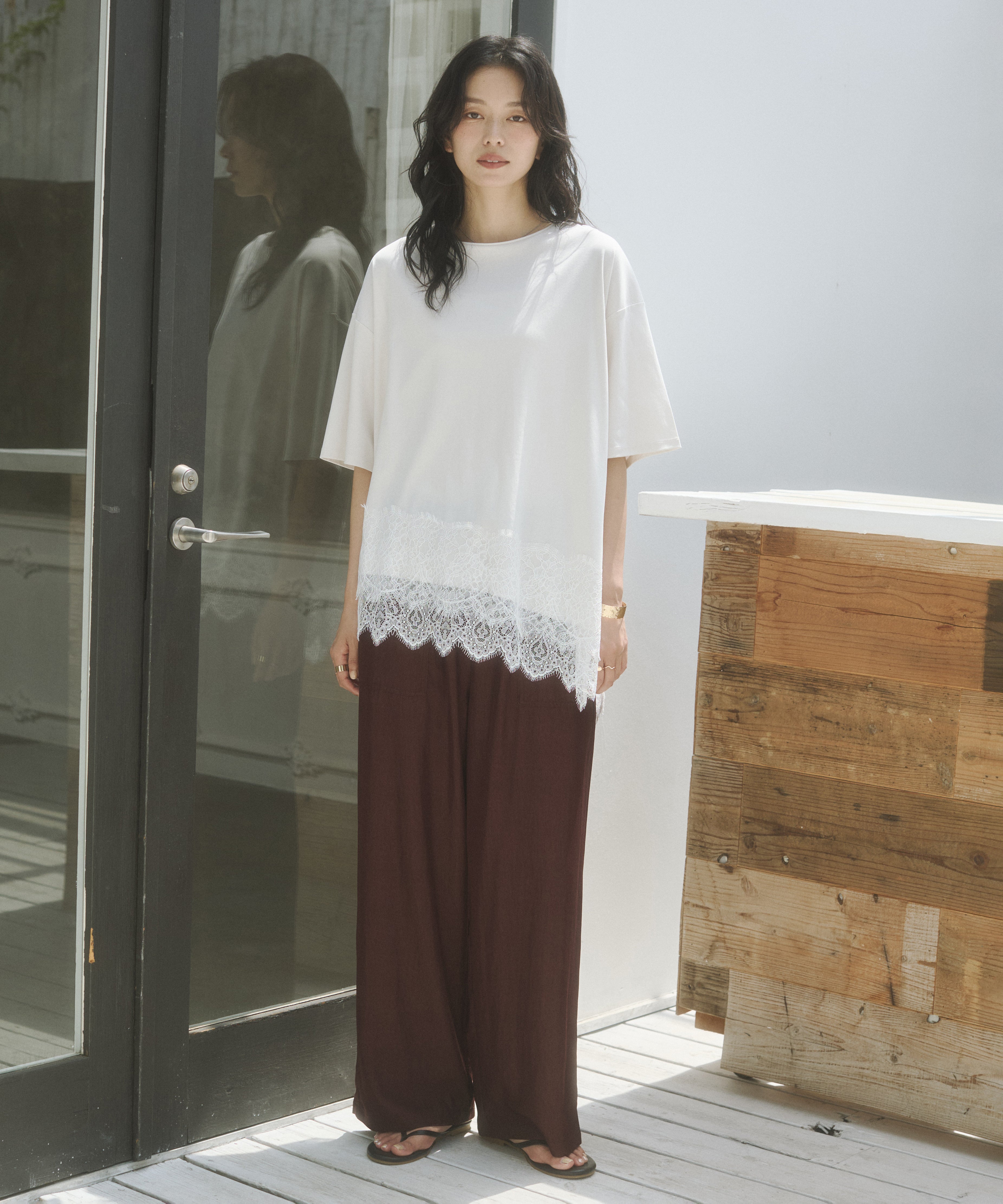 COMPACT SMOOTH ASYMMETRICAL LACE-DOCKED TOP