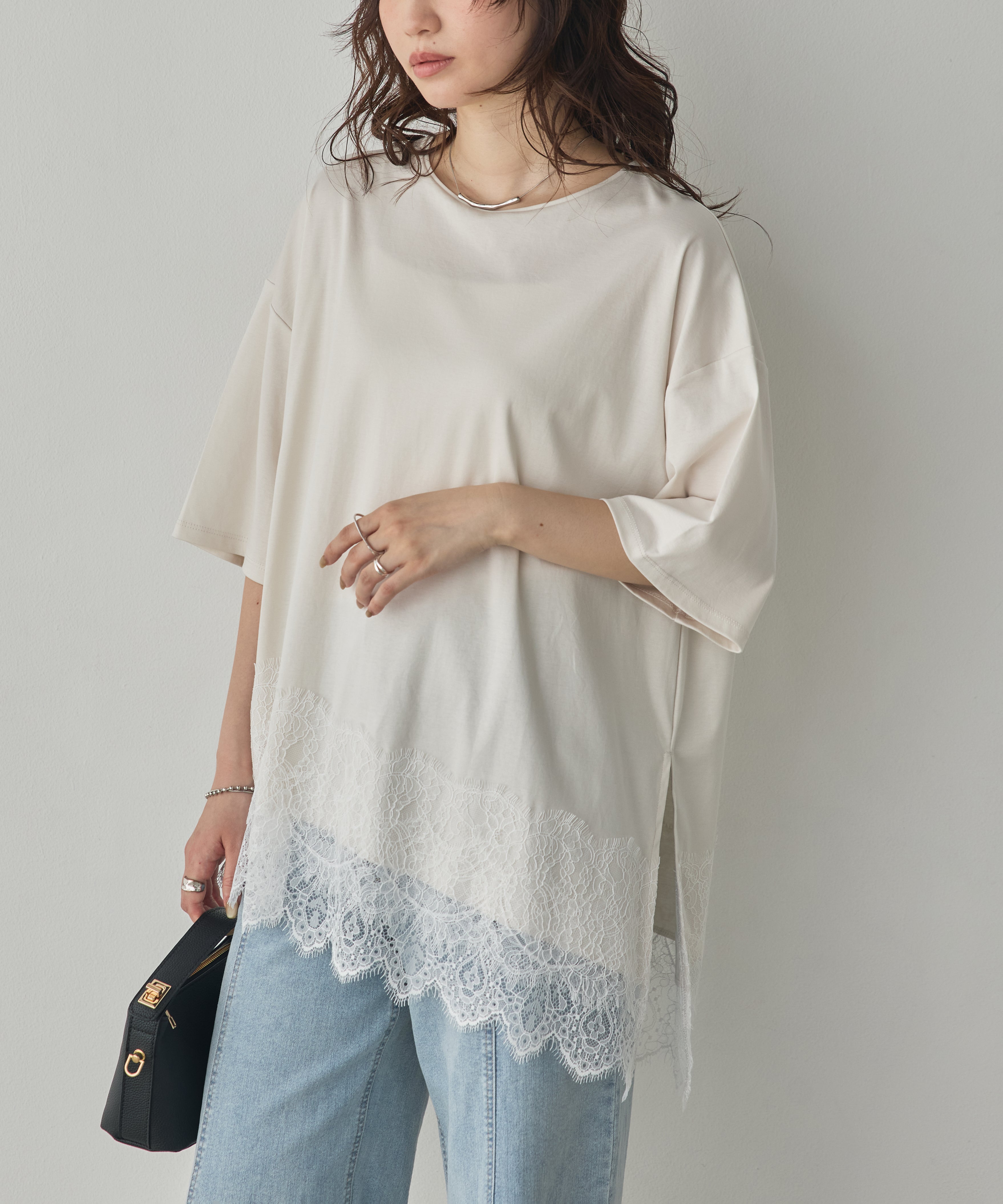 COMPACT SMOOTH ASYMMETRICAL LACE-DOCKED TOP
