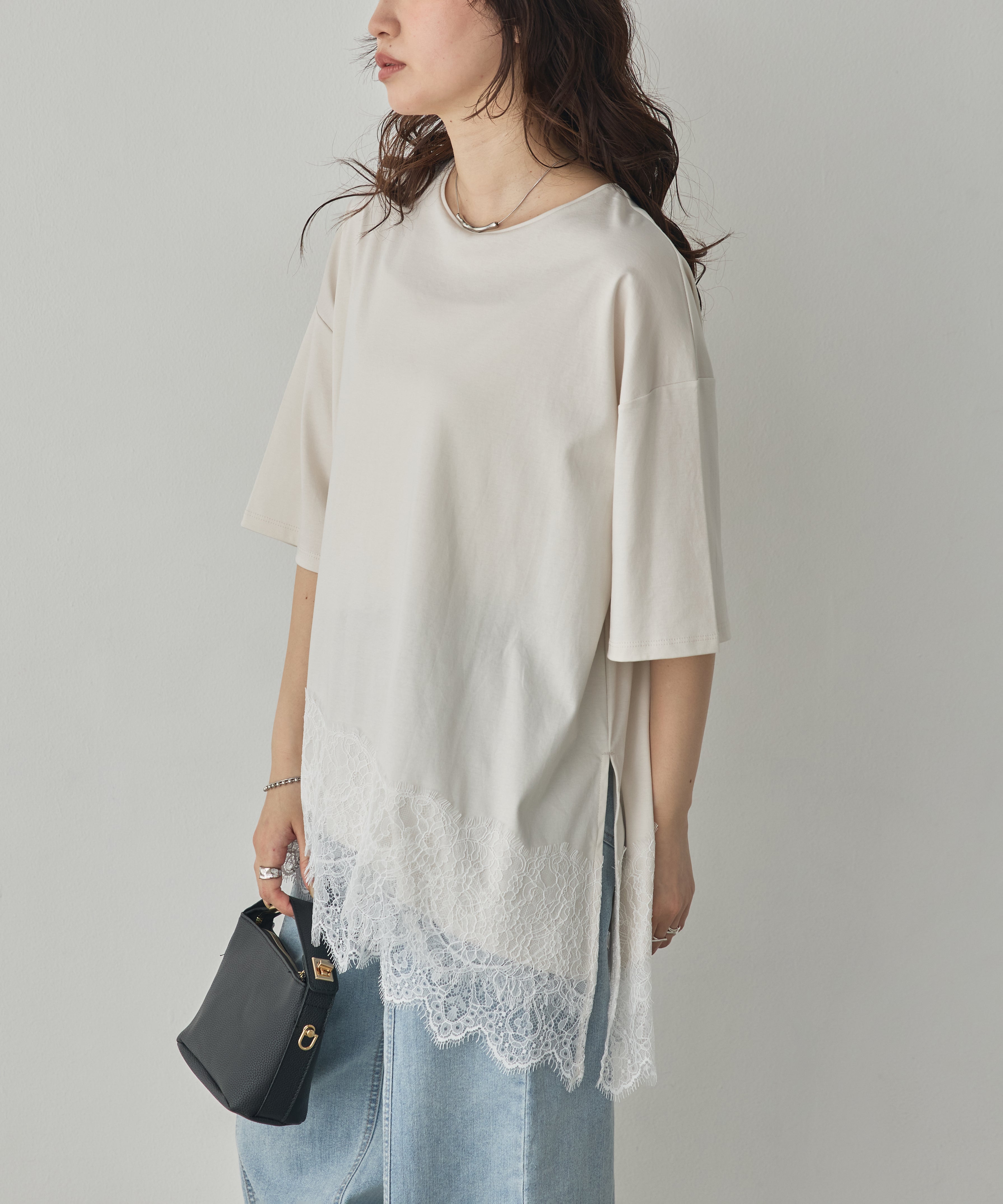 COMPACT SMOOTH ASYMMETRICAL LACE-DOCKED TOP