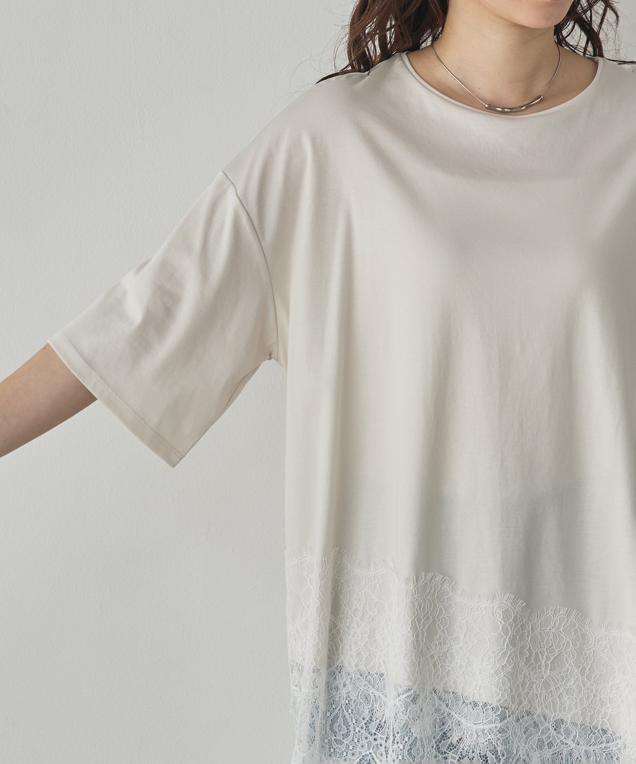 COMPACT SMOOTH ASYMMETRICAL LACE-DOCKED TOP