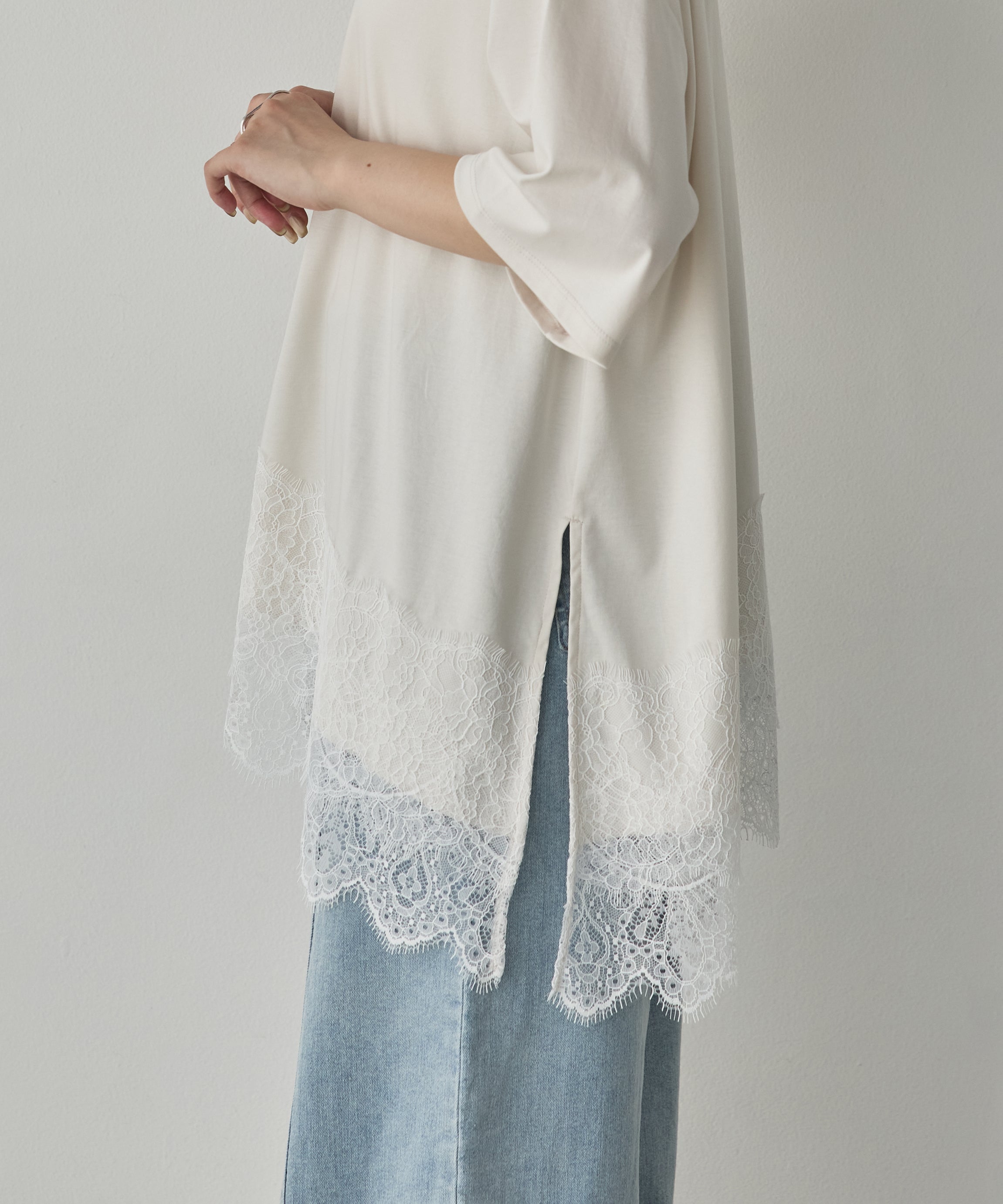 COMPACT SMOOTH ASYMMETRICAL LACE-DOCKED TOP