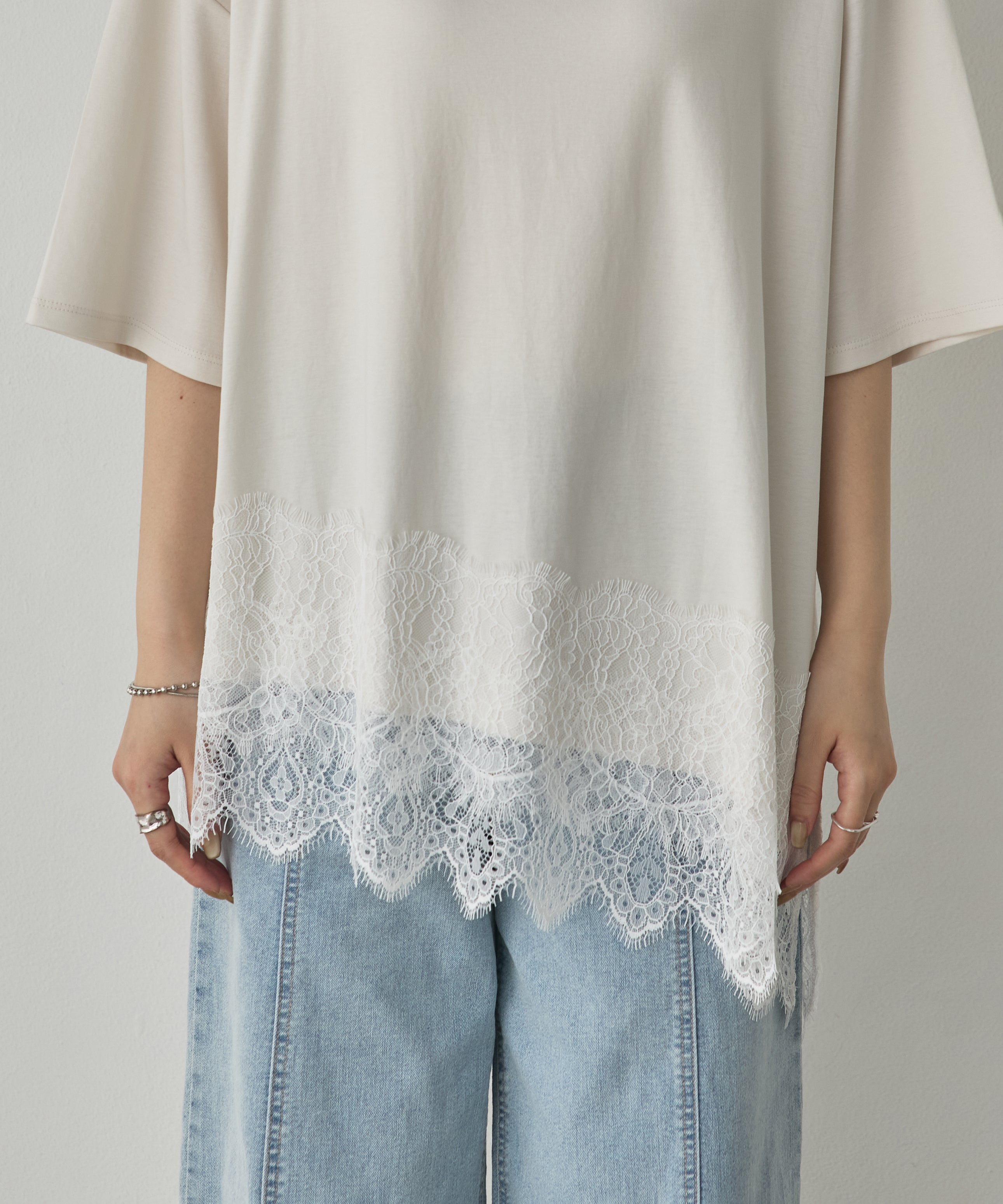 COMPACT SMOOTH ASYMMETRICAL LACE-DOCKED TOP