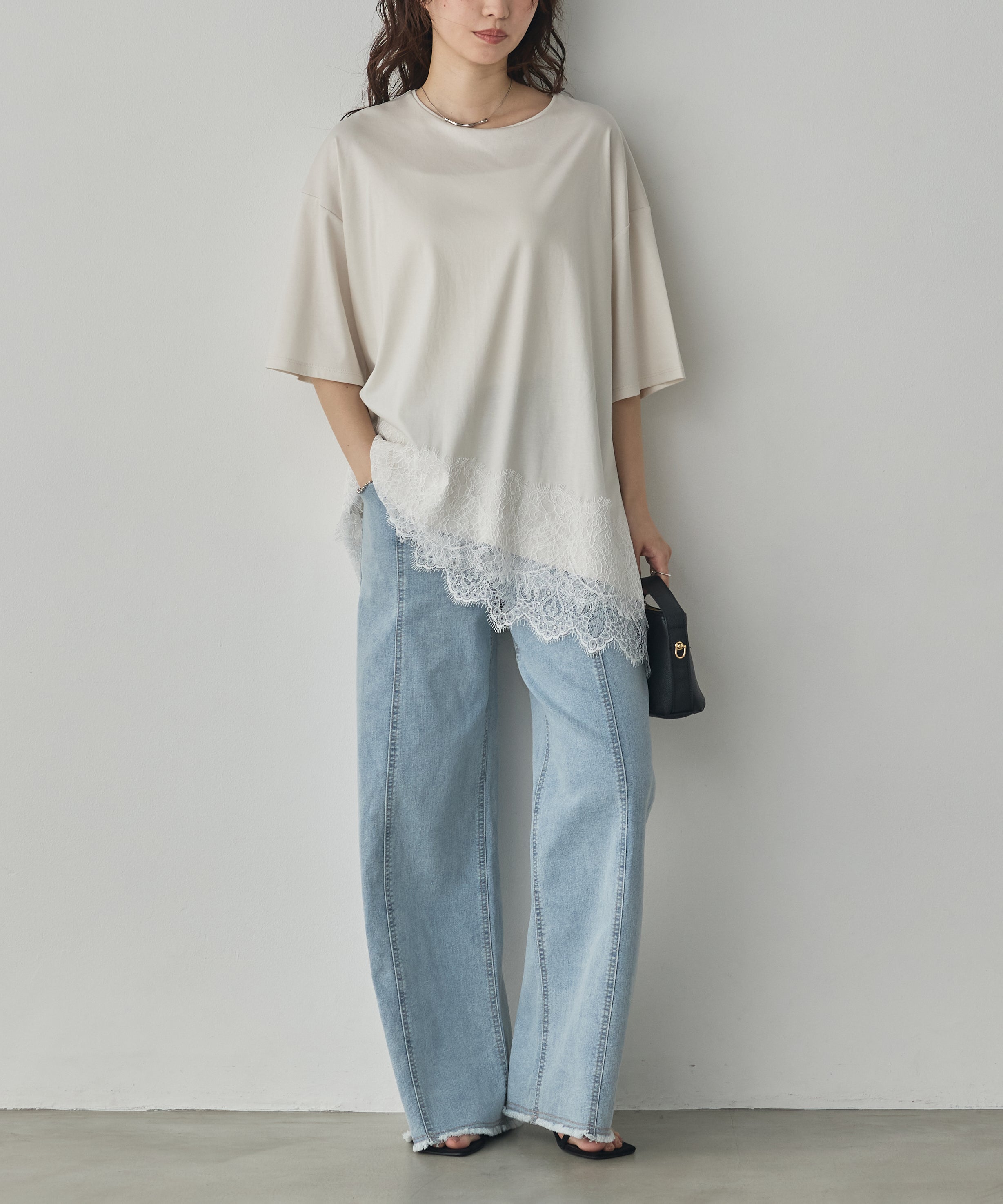 COMPACT SMOOTH ASYMMETRICAL LACE-DOCKED TOP