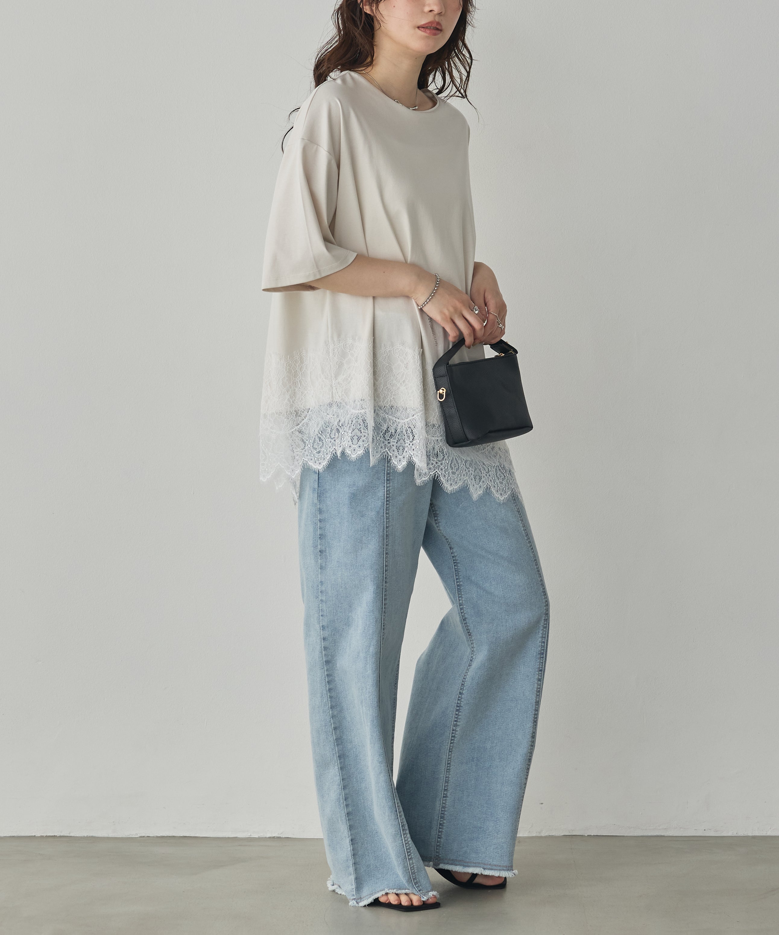 COMPACT SMOOTH ASYMMETRICAL LACE-DOCKED TOP