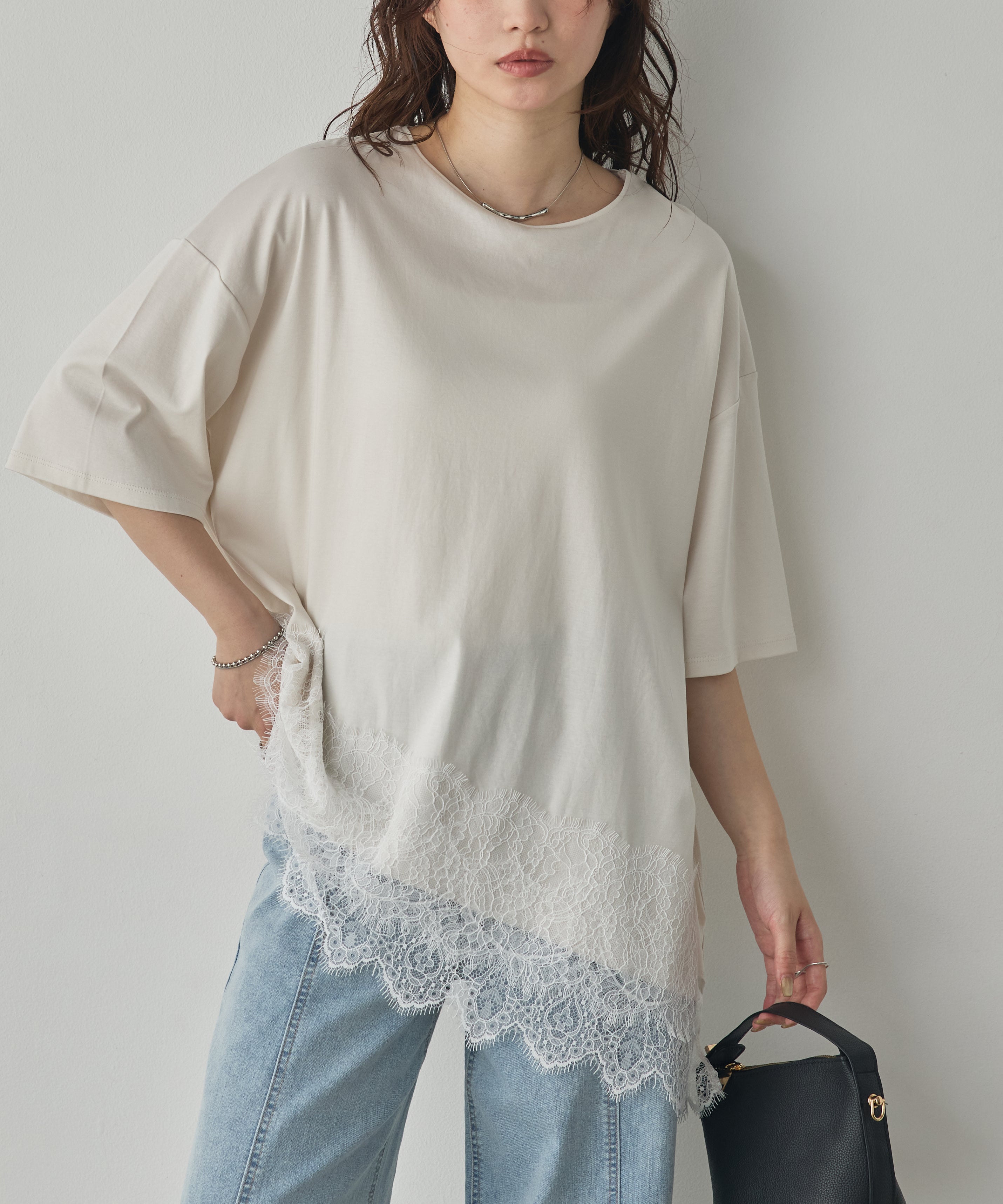 COMPACT SMOOTH ASYMMETRICAL LACE-DOCKED TOP