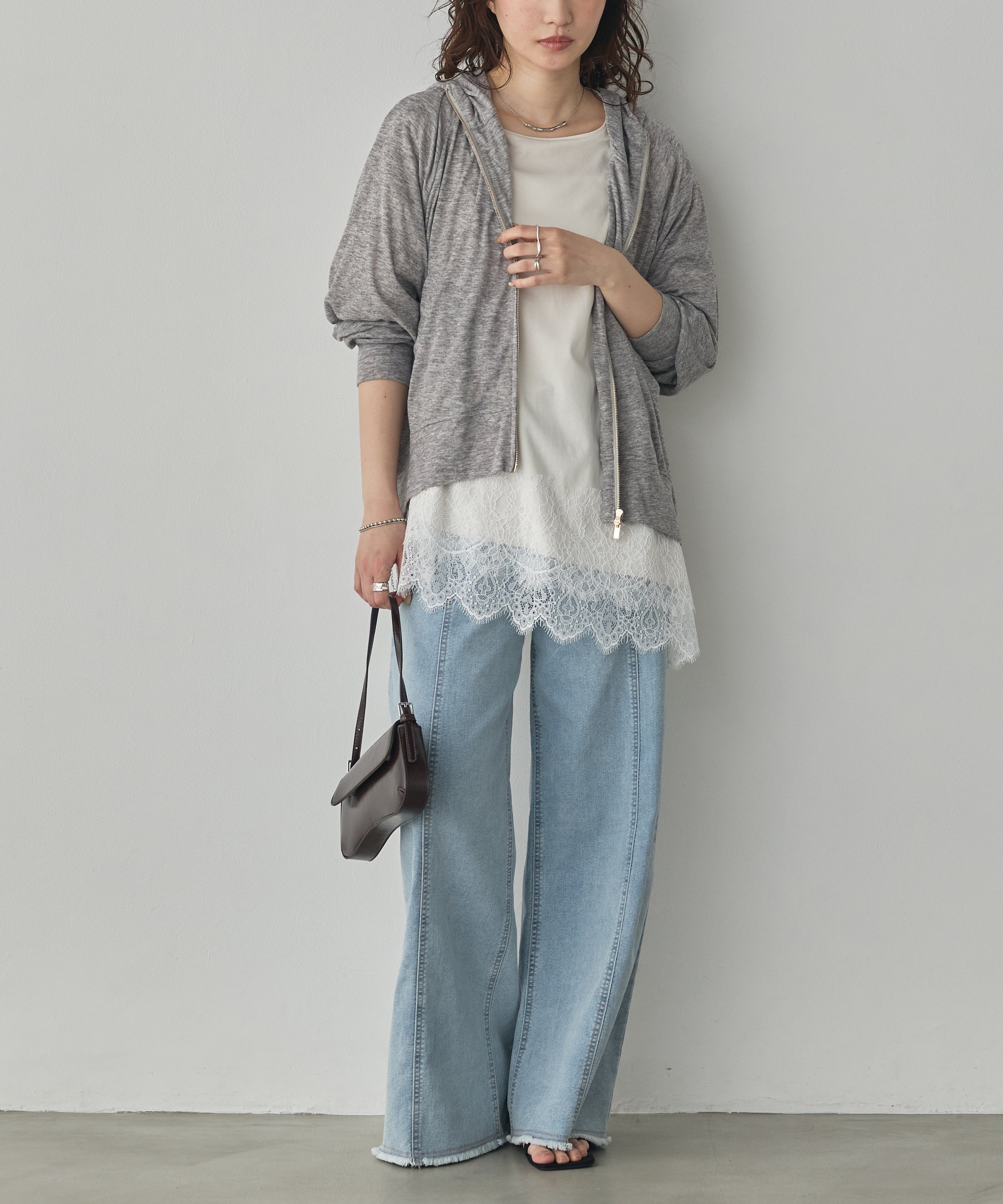 COMPACT SMOOTH ASYMMETRICAL LACE-DOCKED TOP