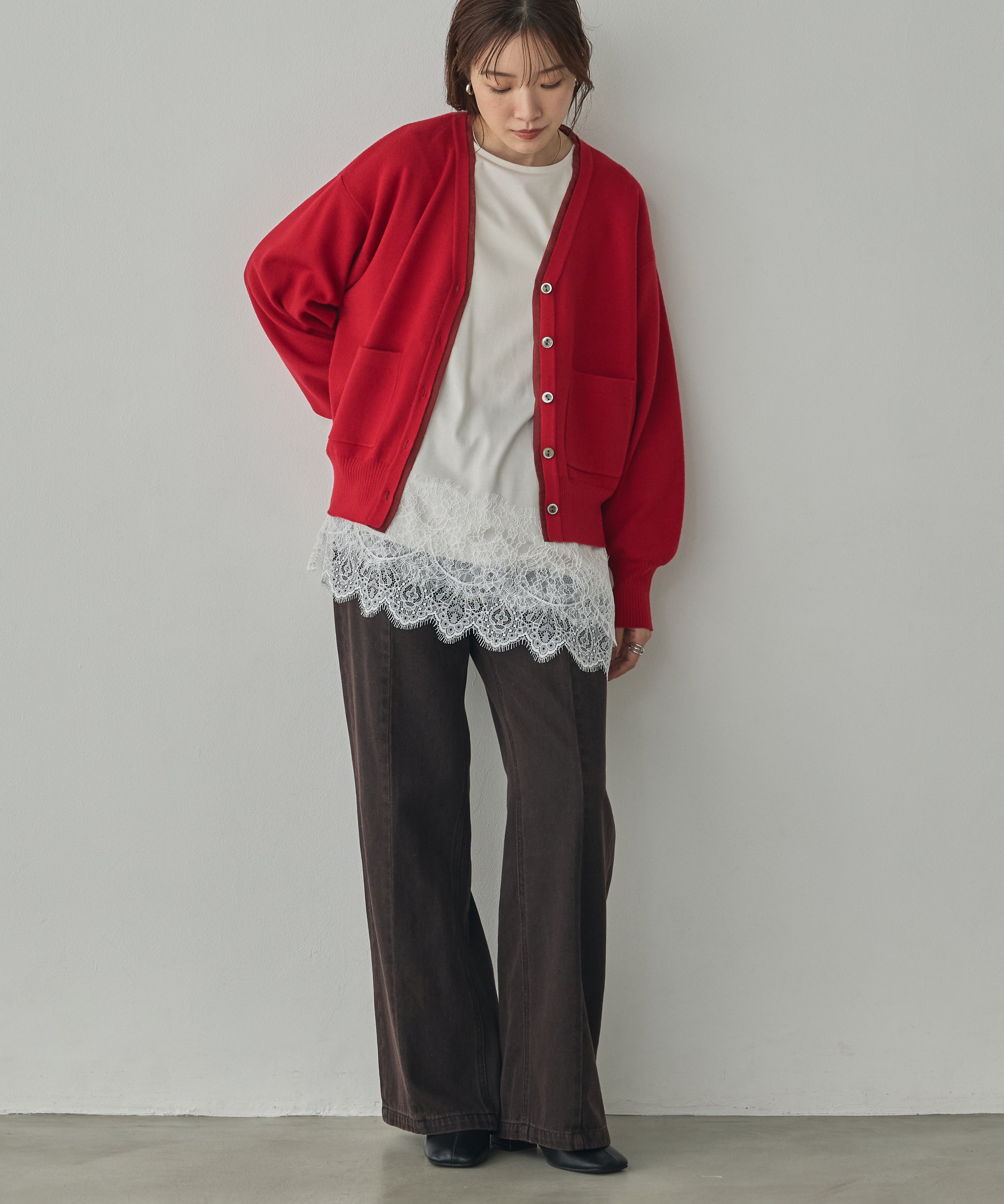 COMPACT SMOOTH ASYMMETRICAL LACE-DOCKED TOP