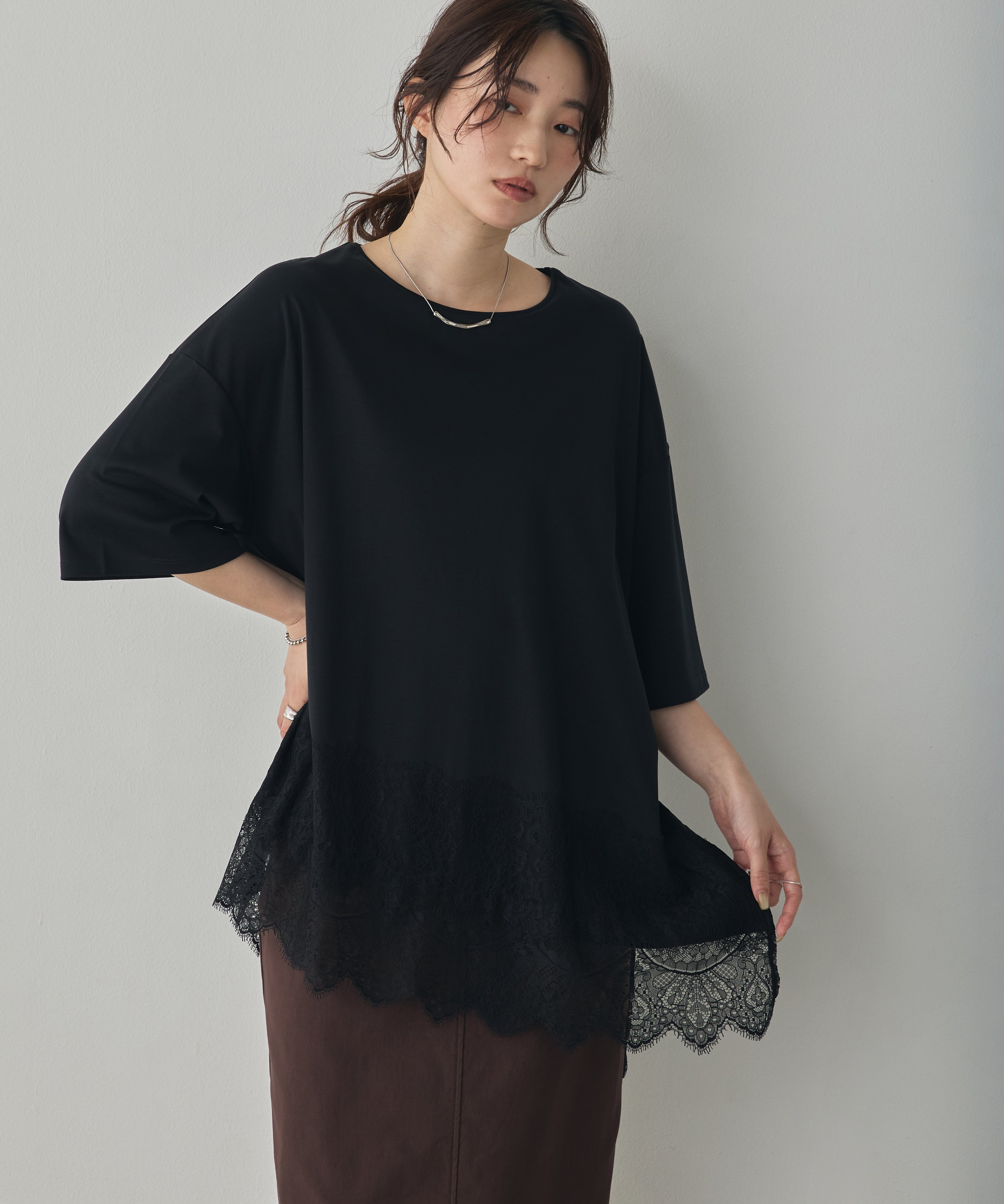 COMPACT SMOOTH ASYMMETRICAL LACE-DOCKED TOP