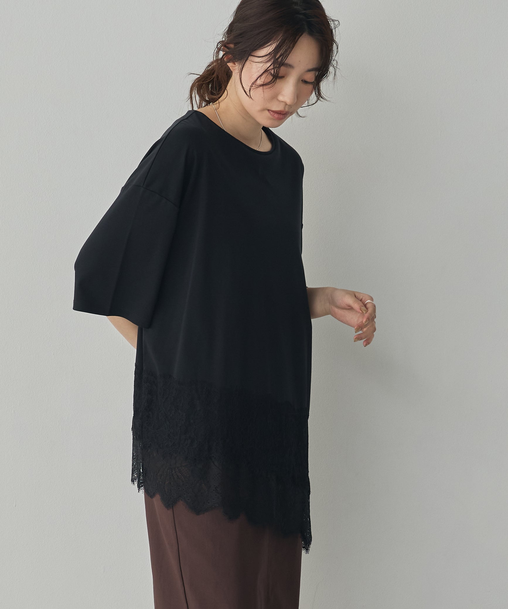 COMPACT SMOOTH ASYMMETRICAL LACE-DOCKED TOP