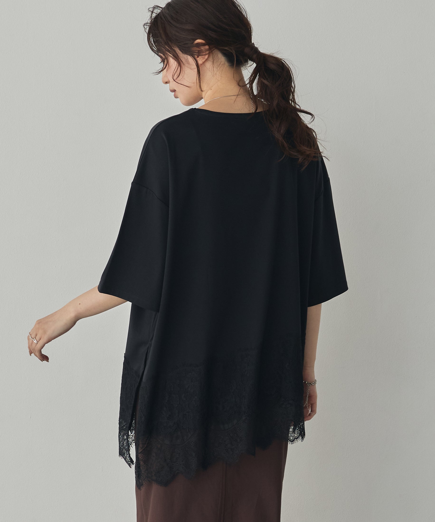 COMPACT SMOOTH ASYMMETRICAL LACE-DOCKED TOP