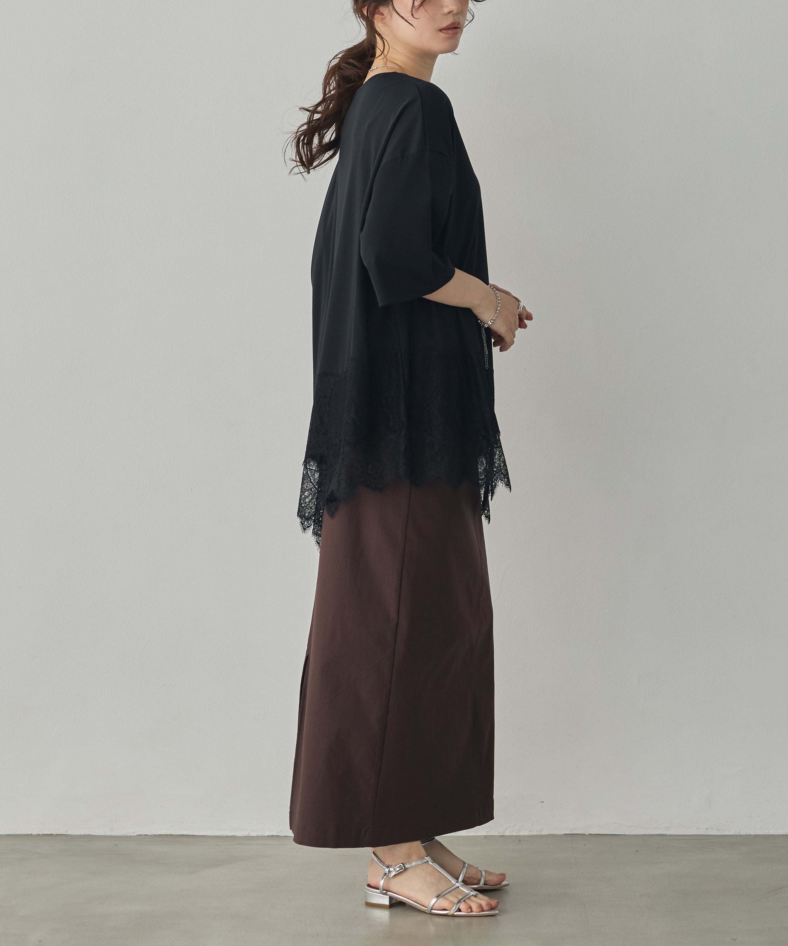 COMPACT SMOOTH ASYMMETRICAL LACE-DOCKED TOP
