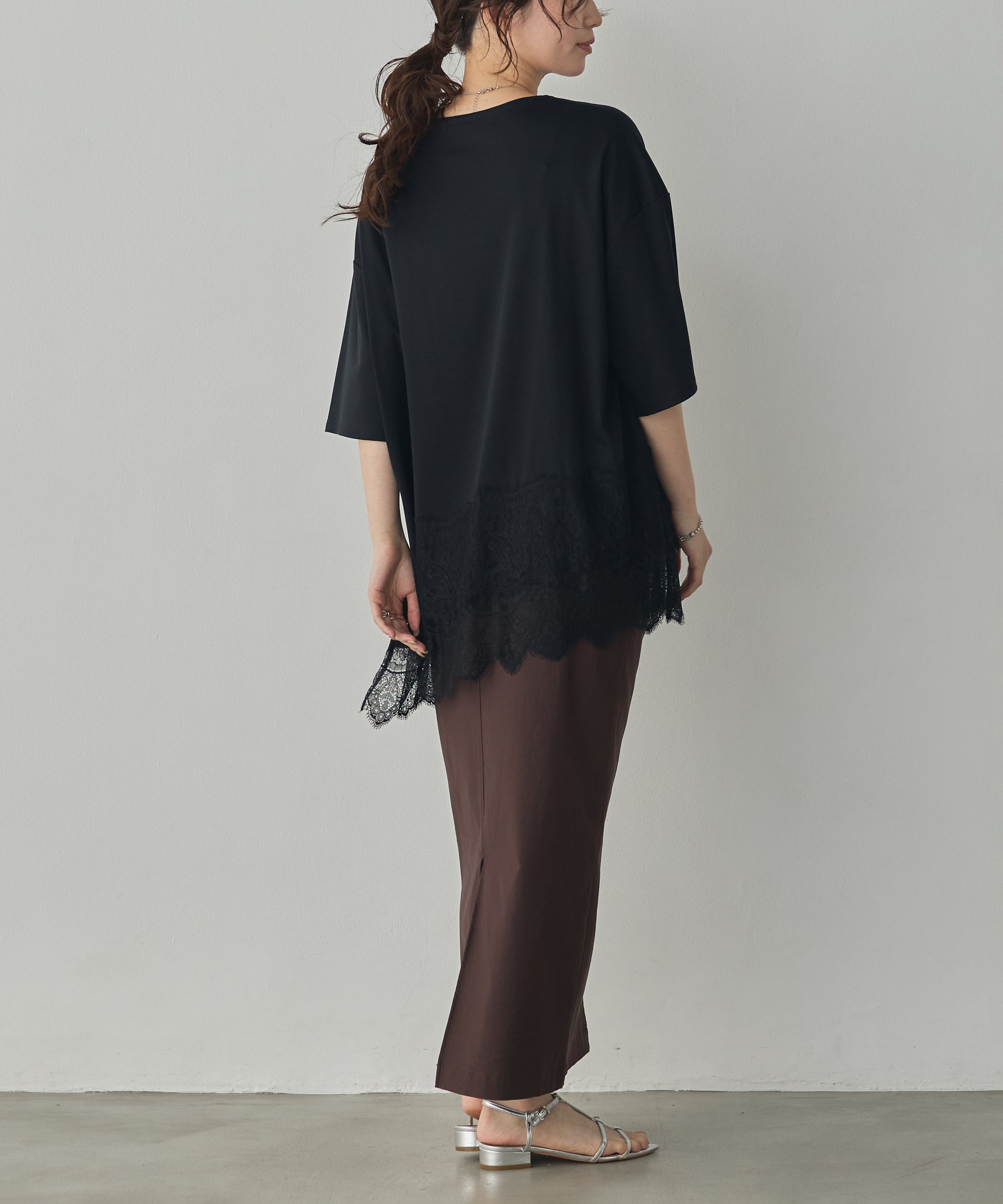 COMPACT SMOOTH ASYMMETRICAL LACE-DOCKED TOP