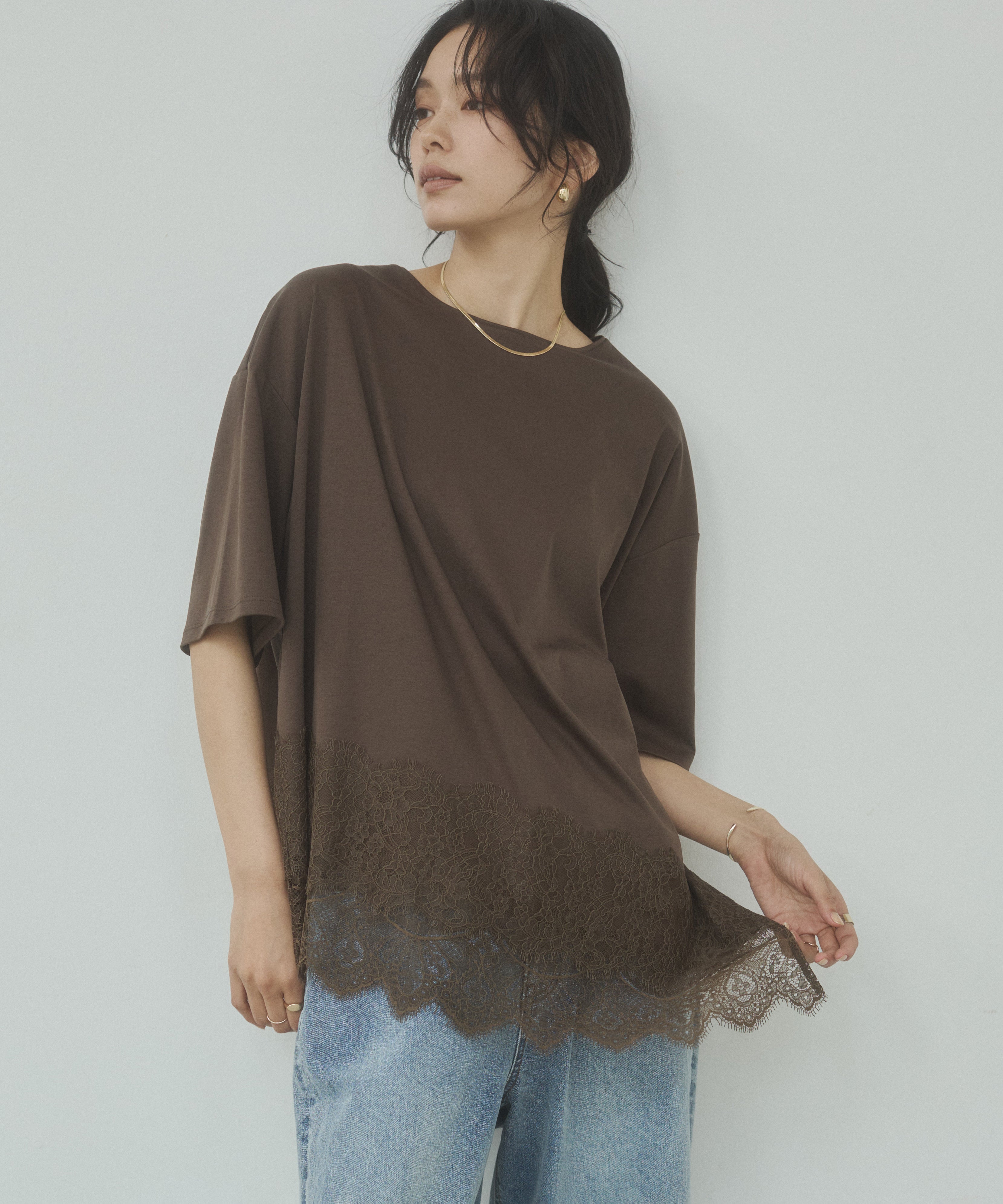 COMPACT SMOOTH ASYMMETRICAL LACE-DOCKED TOP