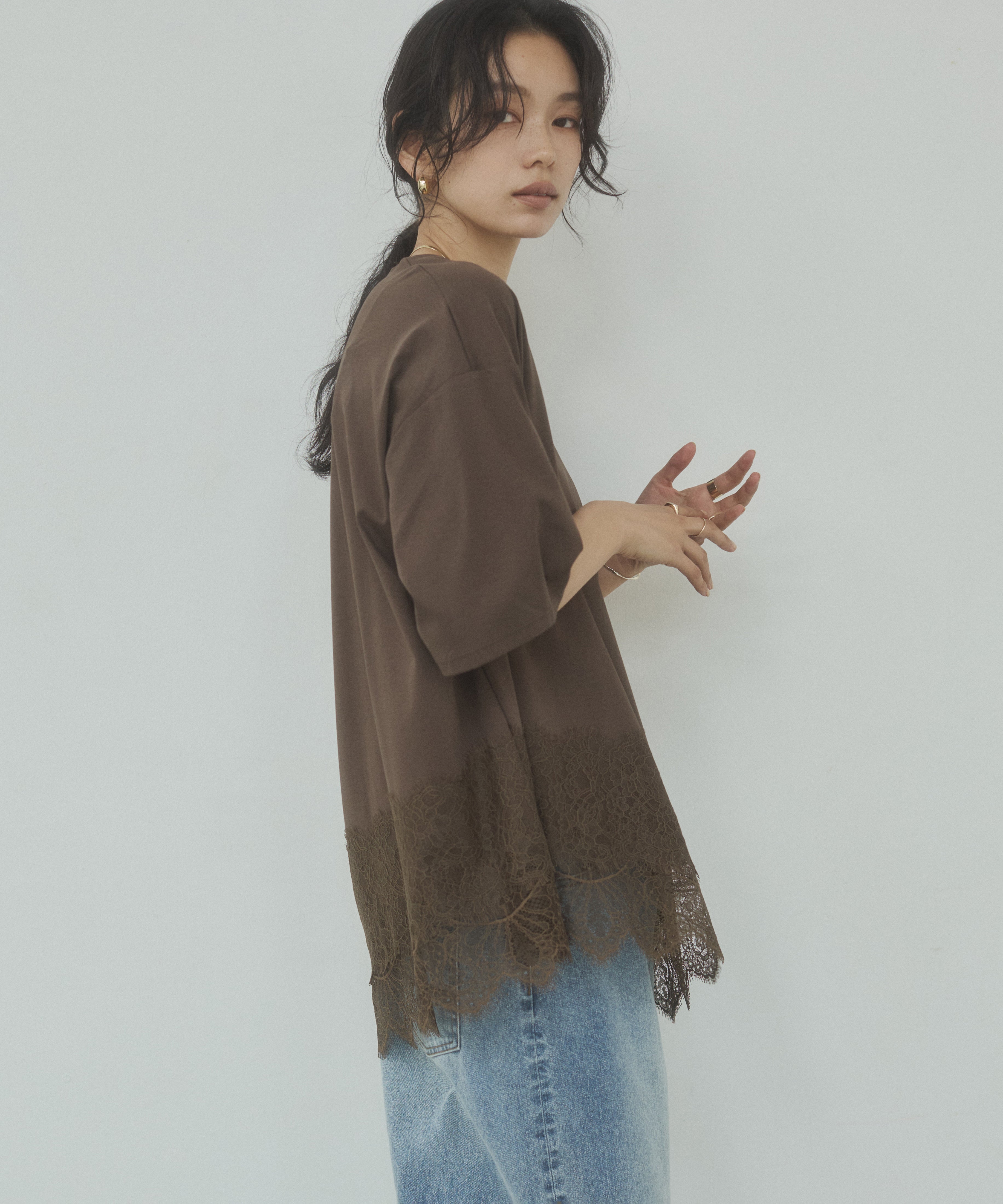 COMPACT SMOOTH ASYMMETRICAL LACE-DOCKED TOP
