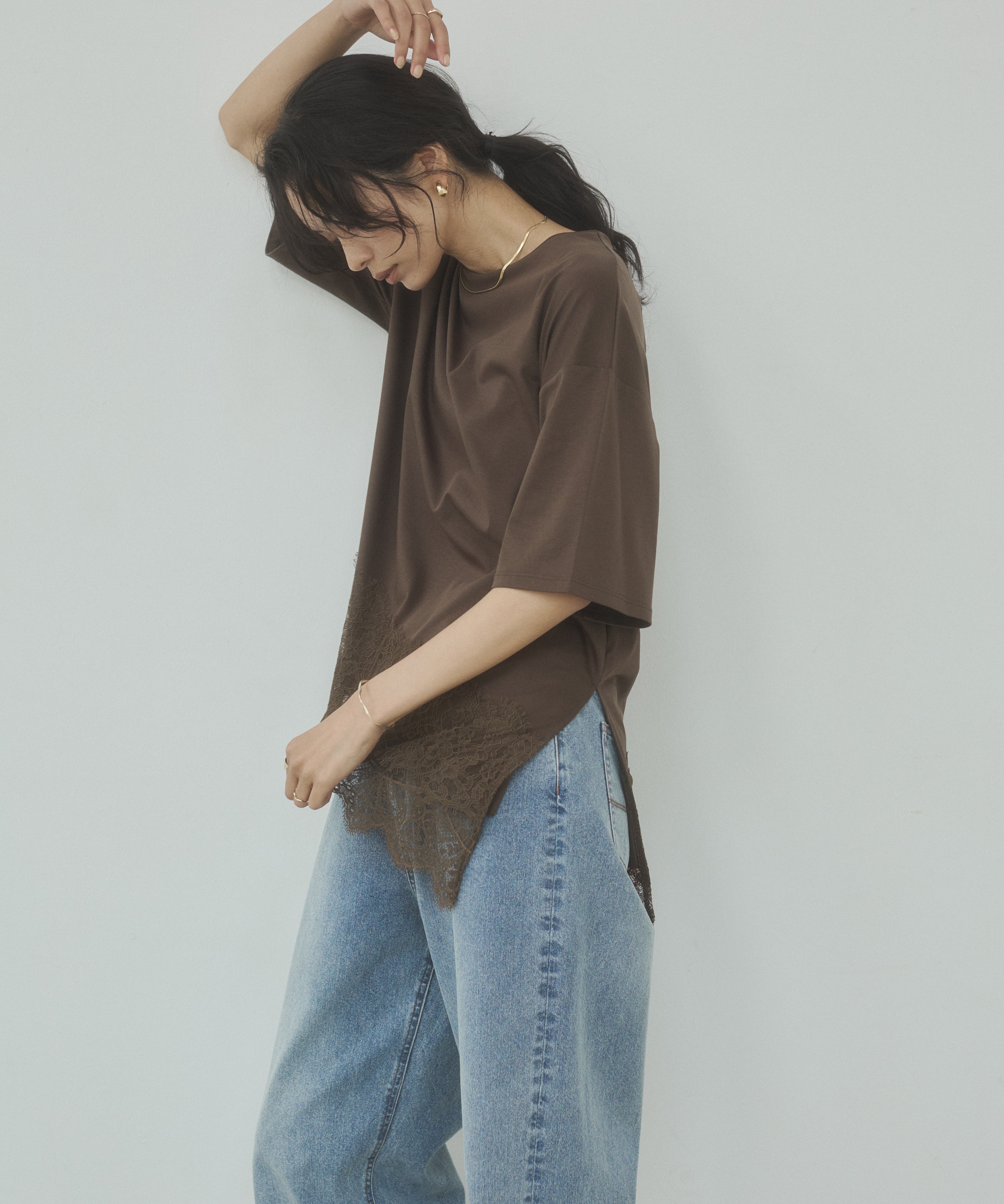 COMPACT SMOOTH ASYMMETRICAL LACE-DOCKED TOP