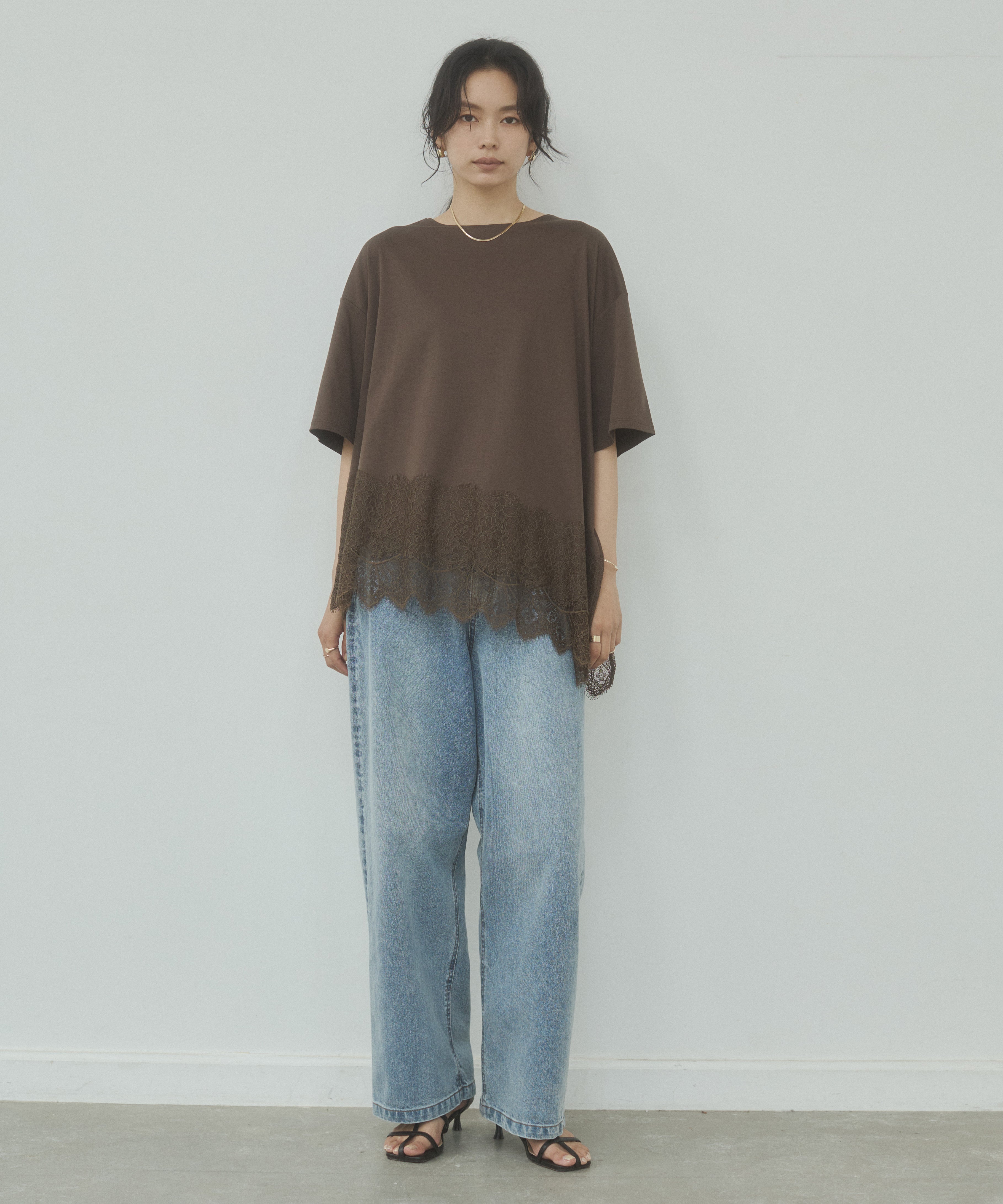 COMPACT SMOOTH ASYMMETRICAL LACE-DOCKED TOP