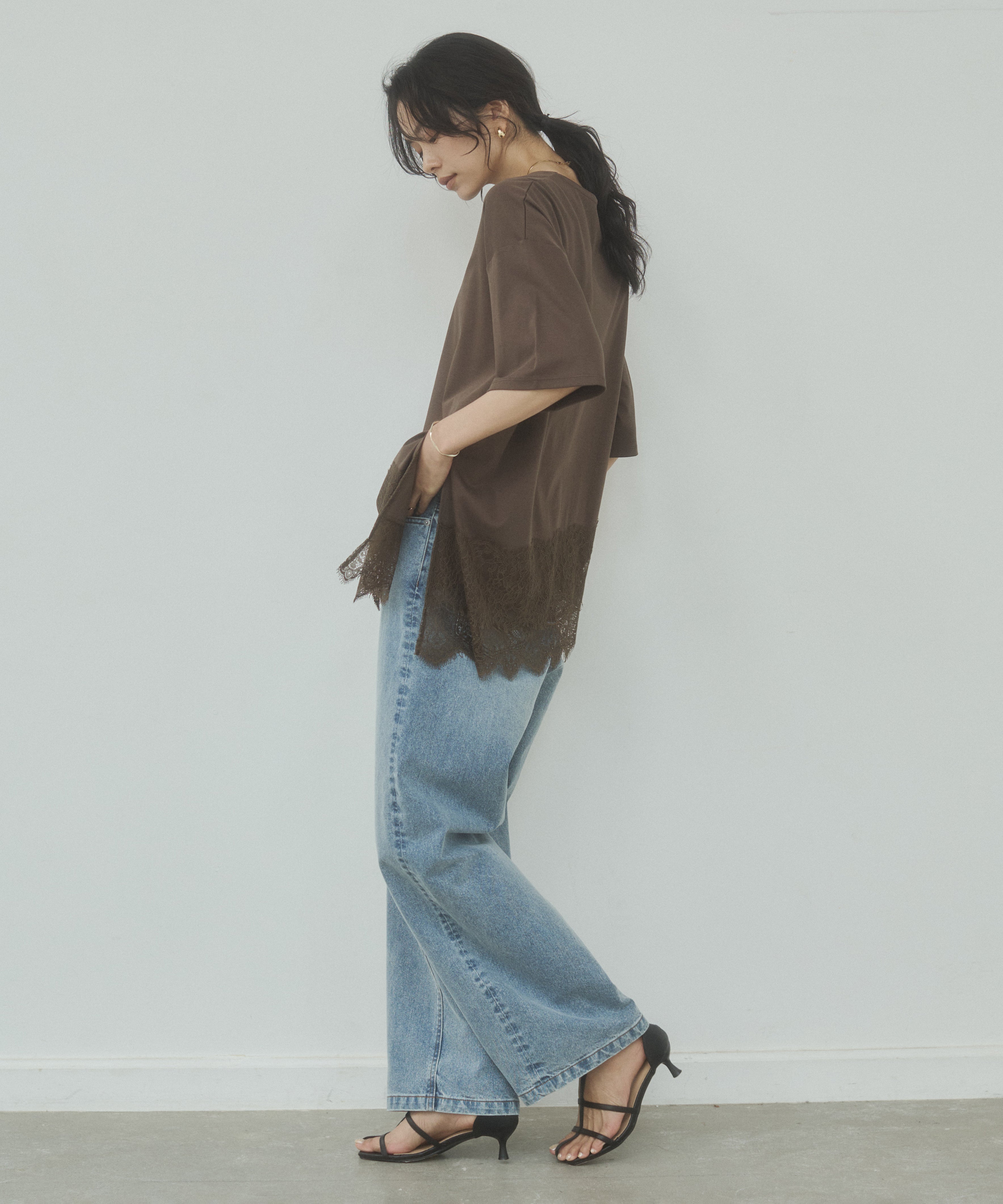 COMPACT SMOOTH ASYMMETRICAL LACE-DOCKED TOP