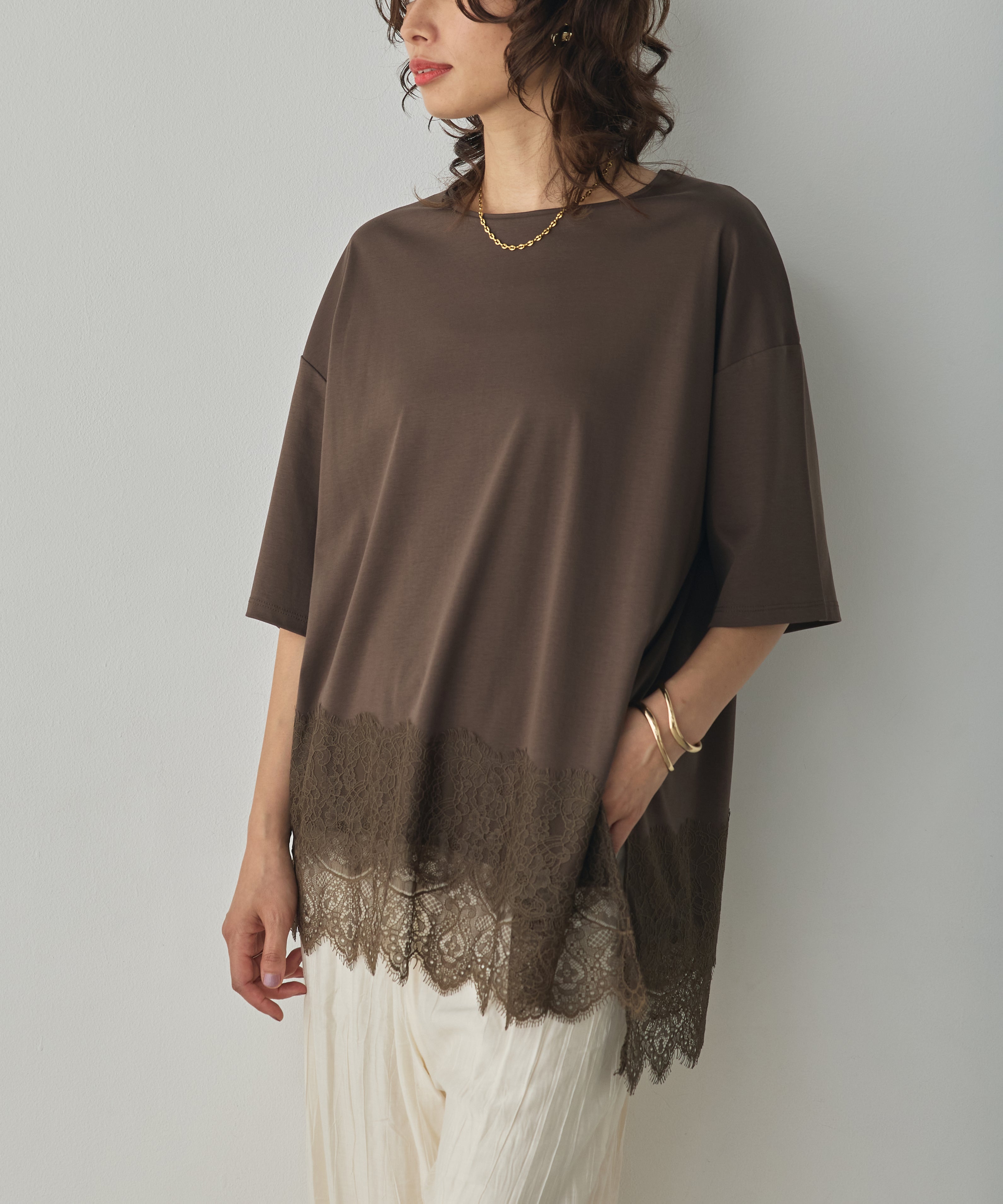 COMPACT SMOOTH ASYMMETRICAL LACE-DOCKED TOP