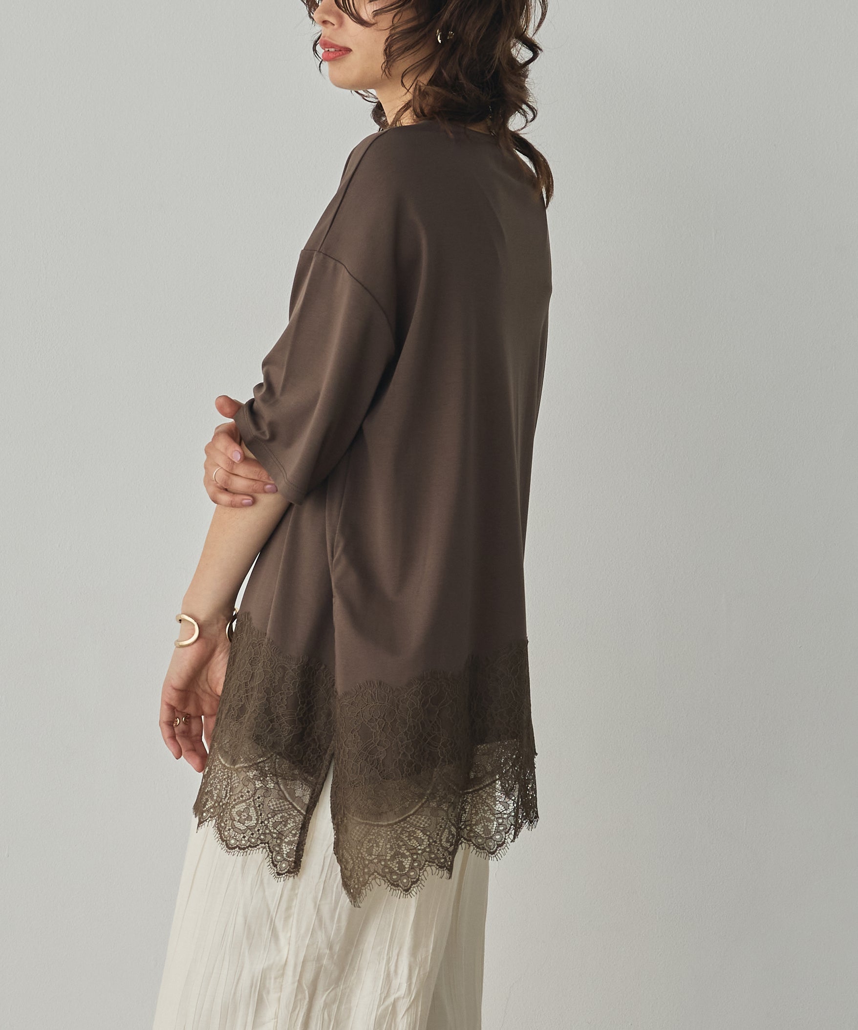 COMPACT SMOOTH ASYMMETRICAL LACE-DOCKED TOP
