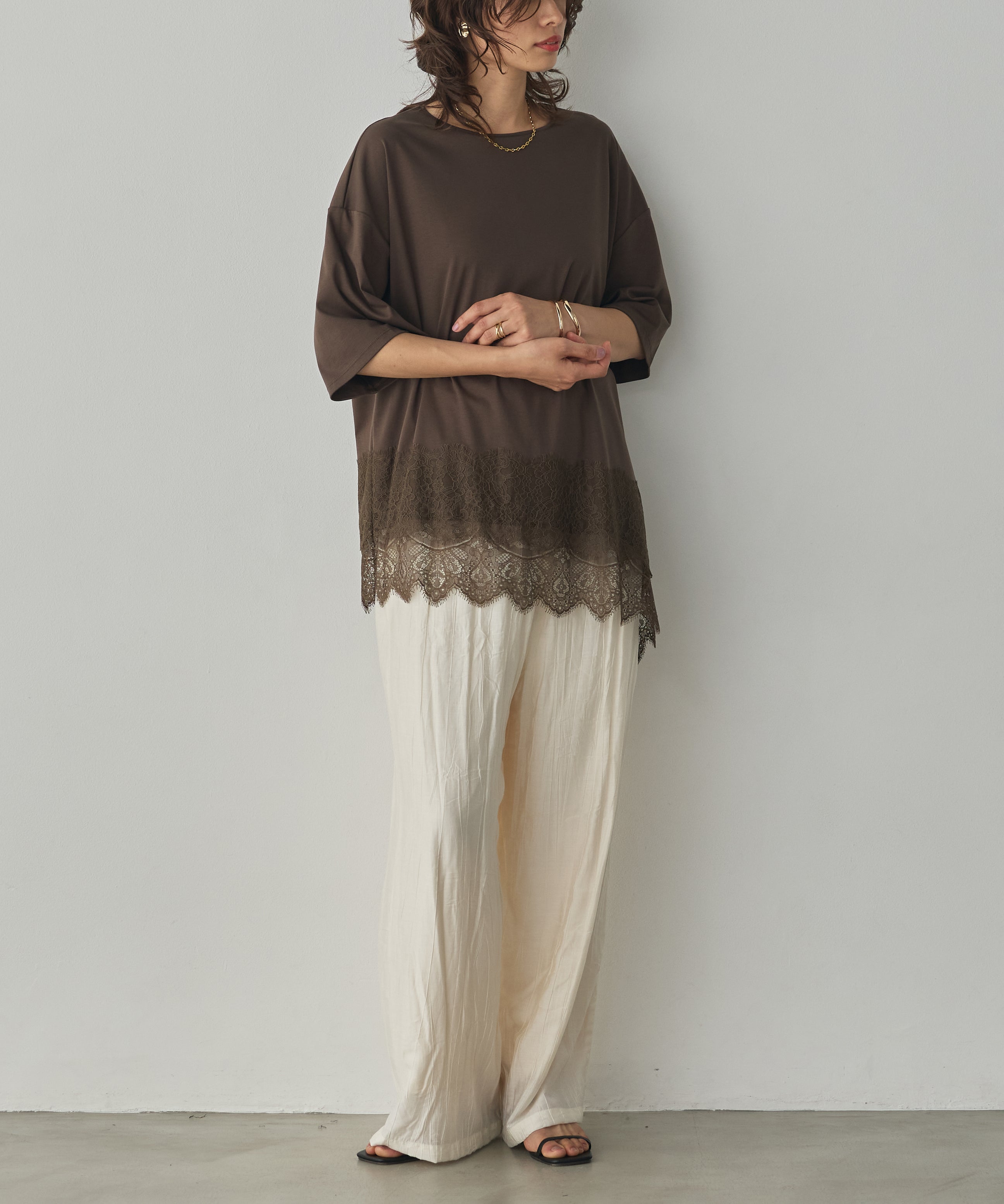 COMPACT SMOOTH ASYMMETRICAL LACE-DOCKED TOP