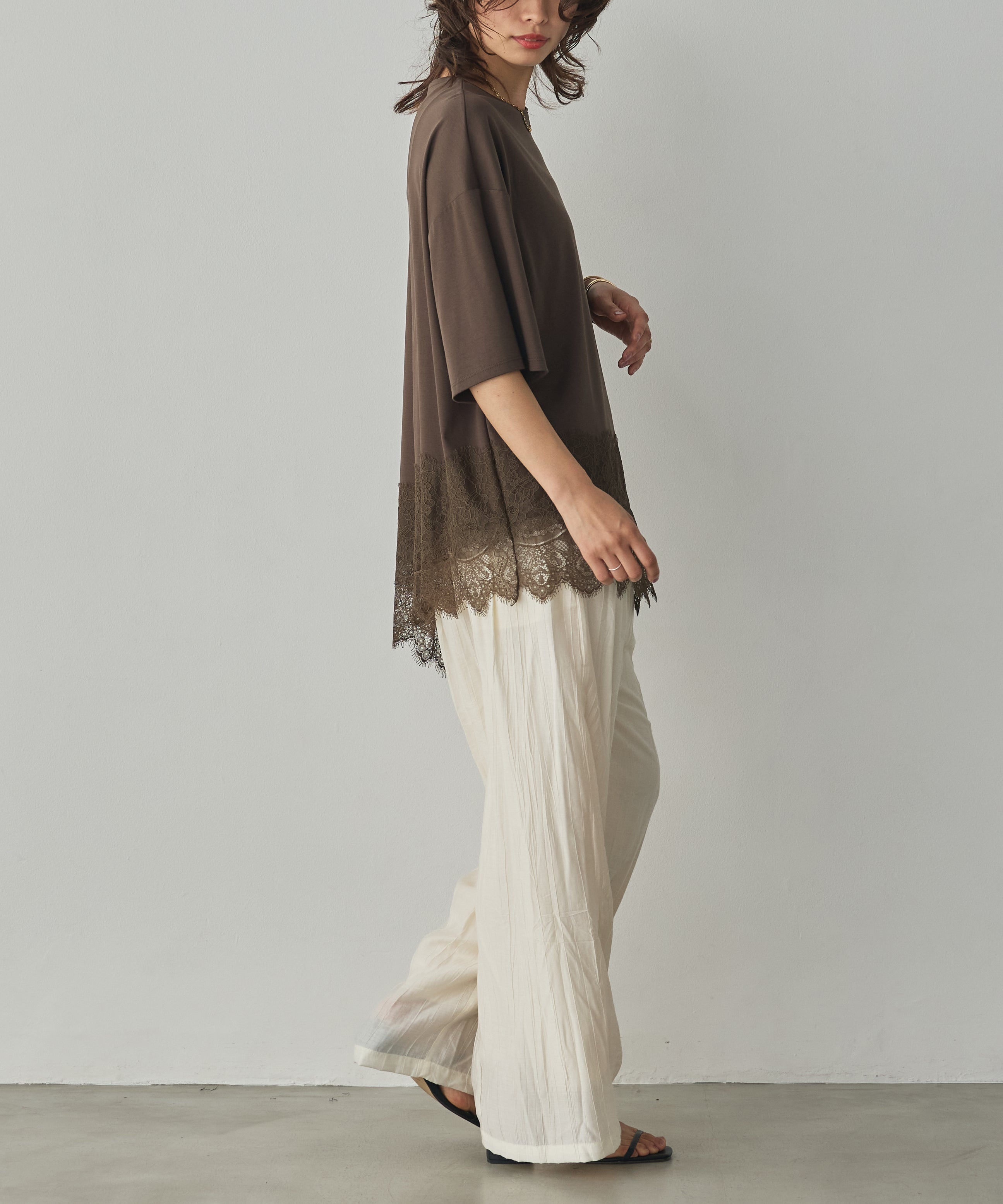 COMPACT SMOOTH ASYMMETRICAL LACE-DOCKED TOP