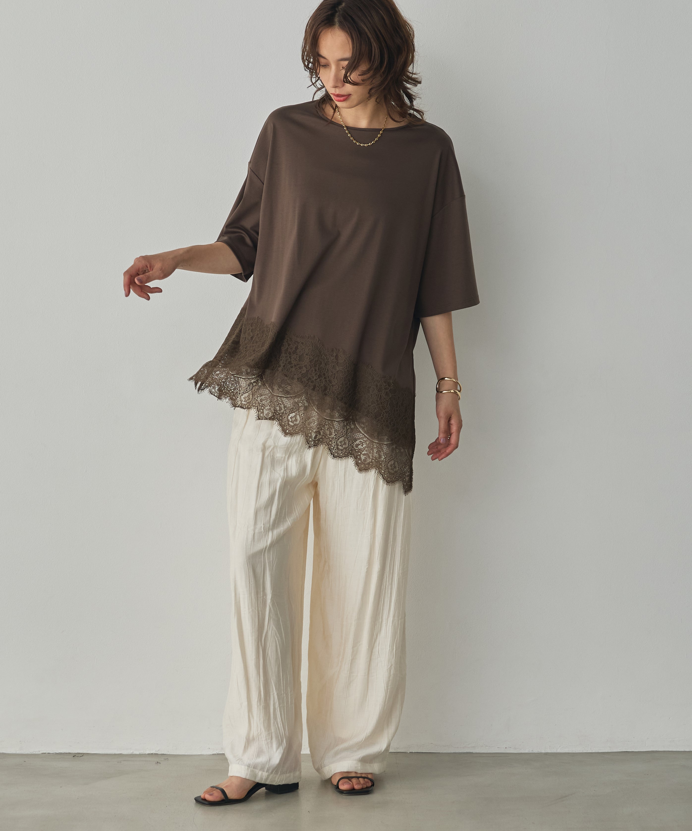 COMPACT SMOOTH ASYMMETRICAL LACE-DOCKED TOP