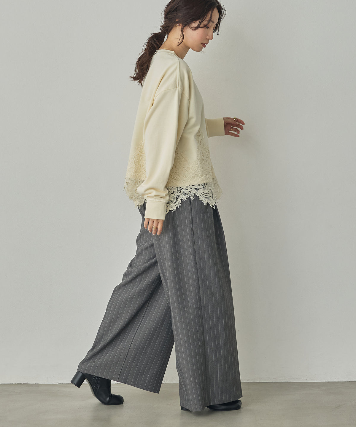 FLEECE-LINED LACE-DOCKED TOPS