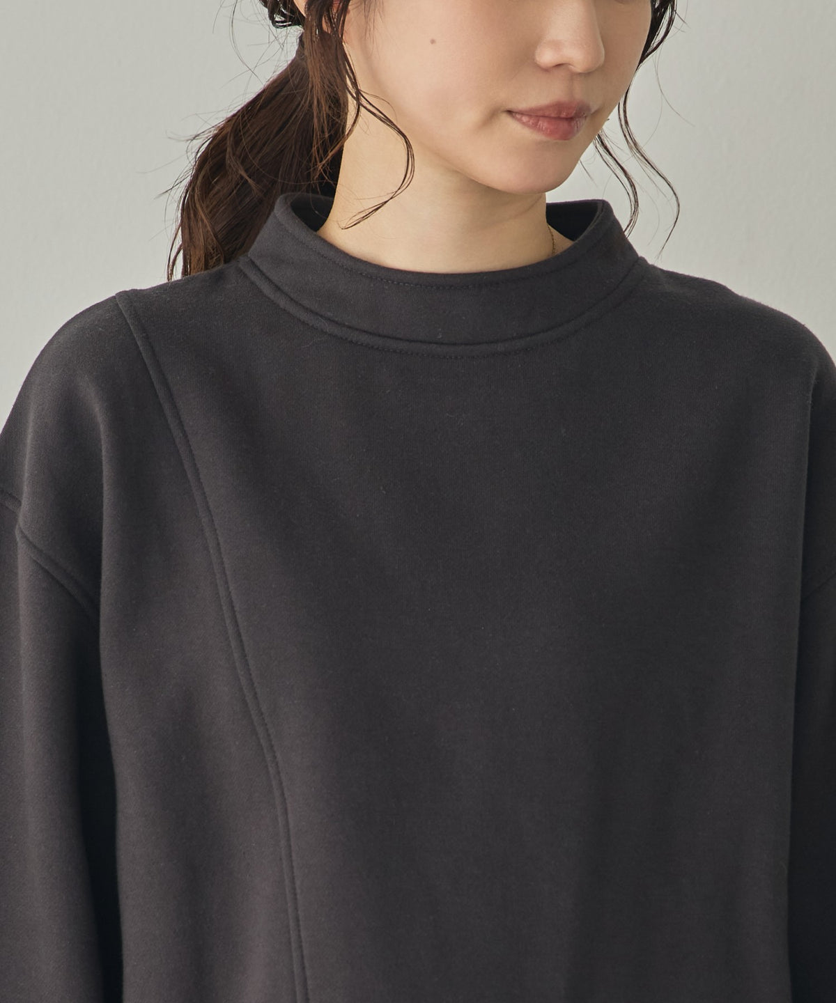 ASYMMETRICAL-DESIGN FLEECE-LINED SWEAT