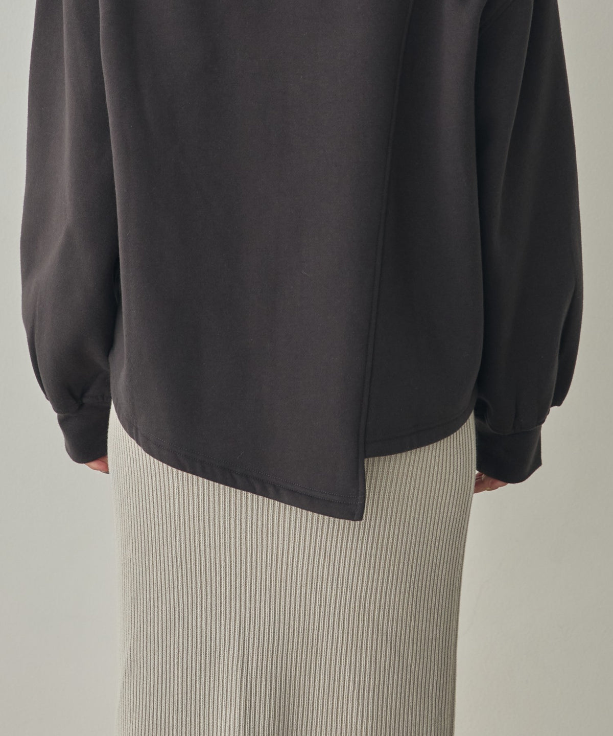 ASYMMETRICAL-DESIGN FLEECE-LINED SWEAT